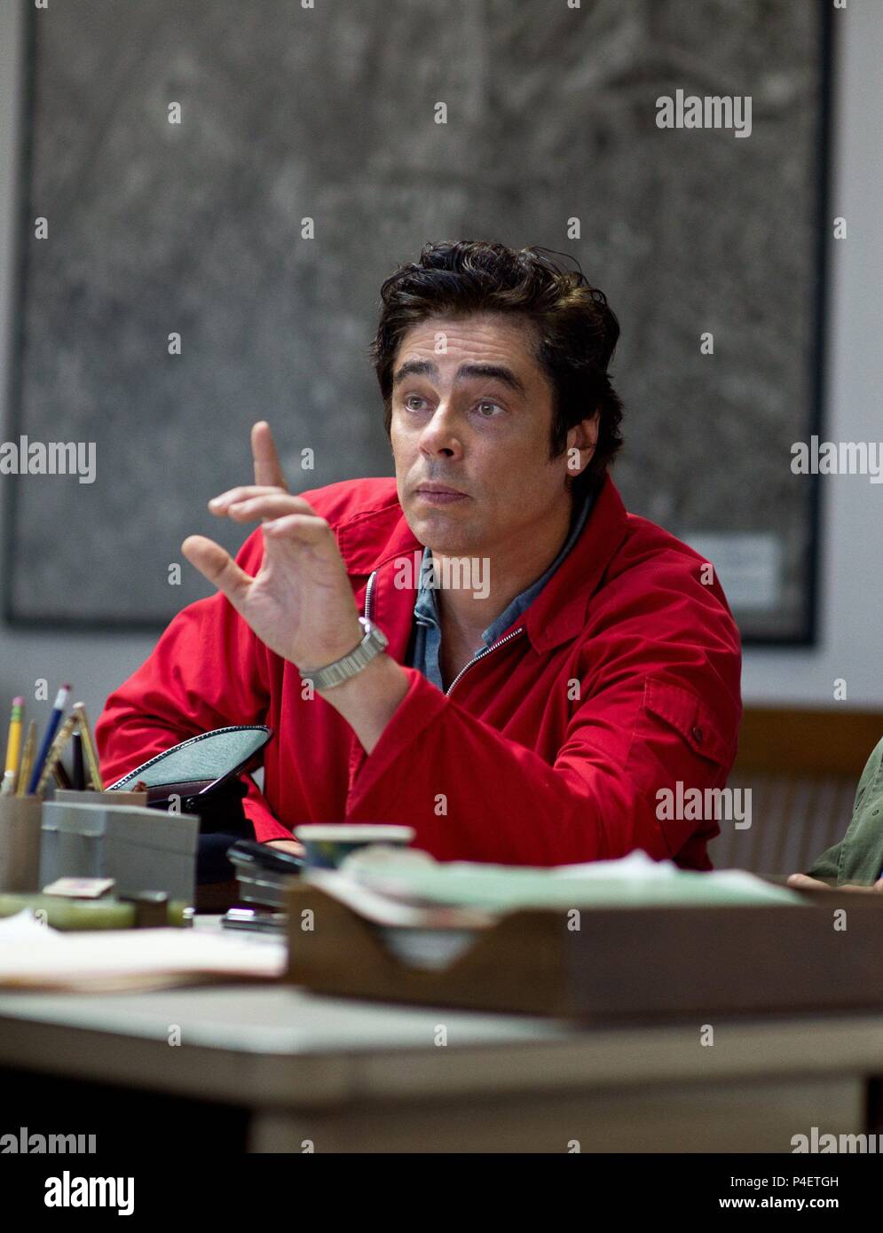 Pellicola originale titolo: vizio intrinseco. Titolo inglese: vizio intrinseco. Regista: Paul Thomas Anderson. Anno: 2014. Stelle: Benicio del Toro. Credito: WARNER BROS. / WEBB, WILSON / Album Foto Stock