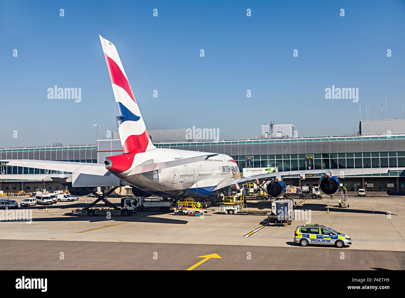 British Airways piano in corrispondenza del terminale, Heathrow, aeroporto di Londra, Regno Unito Foto Stock