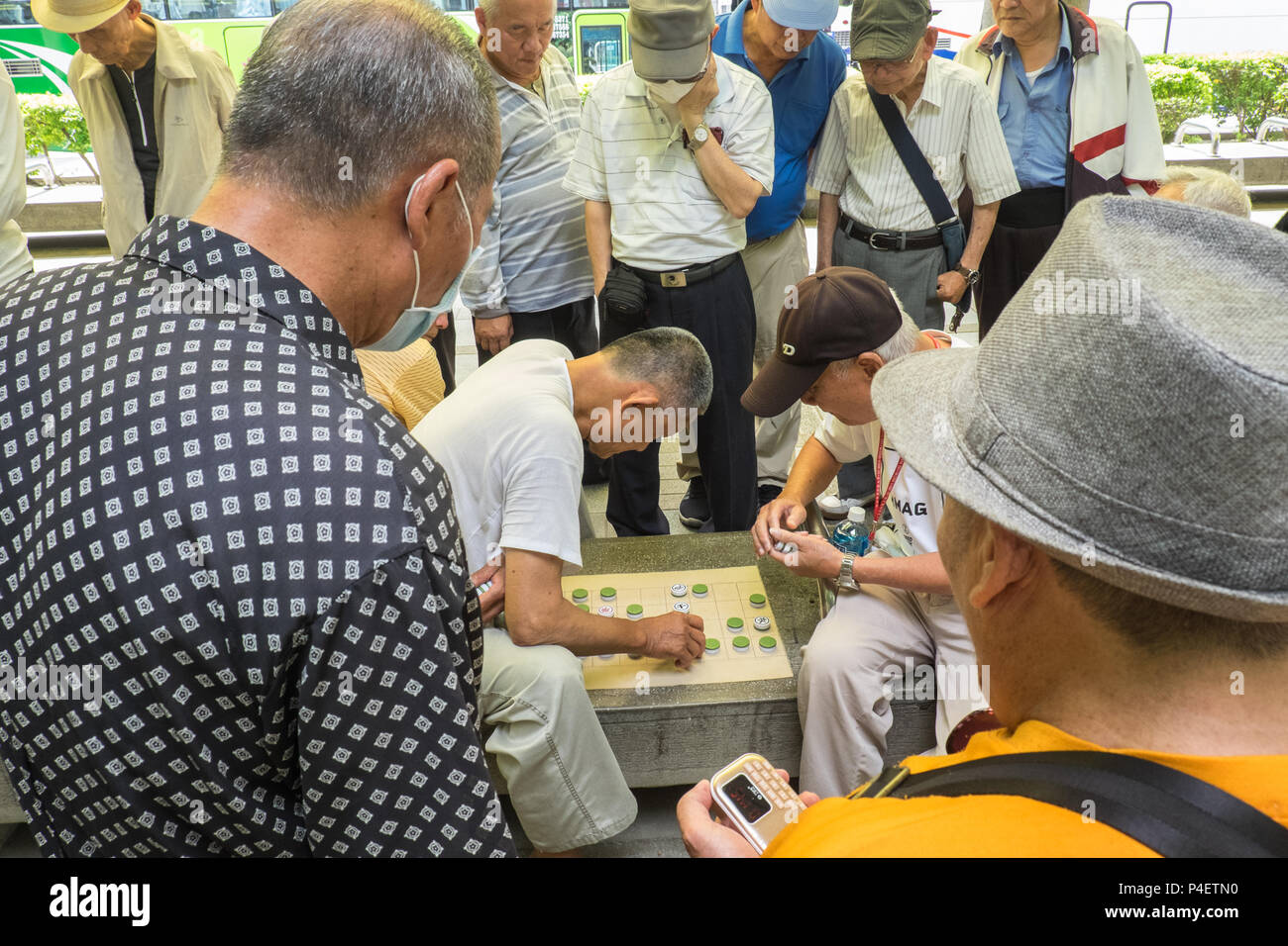 Uomini,riproduzione,Cinese, scacchi,go,mahjong,gioco di bordo, Longshan,Taipei,Taipei City,Taiwan,città,Repubblica di Cina,roc,Cina,cinesi taiwanesi,,Asia,Asian Foto Stock