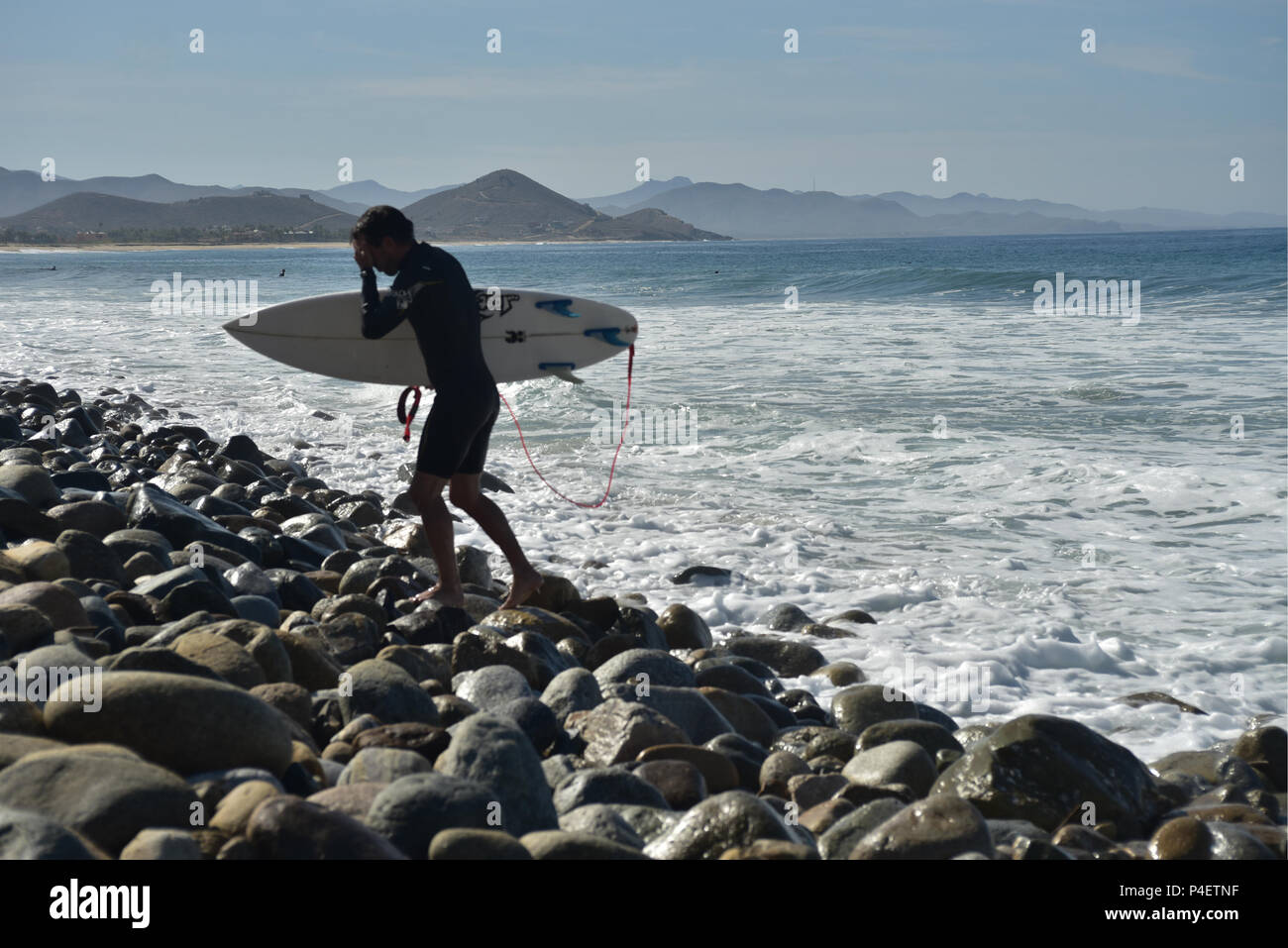 Active surfisti sulla spiaggia dell'oceano in Baja, Messico Foto Stock