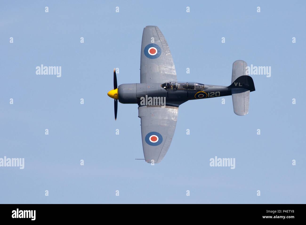 Fly Navy Heritage Trust furia del mare T.20 G-RNHF (VX281) volo a Shuttleworth Fly airshow marina al vecchio operaio il 3 giugno 2018 Foto Stock