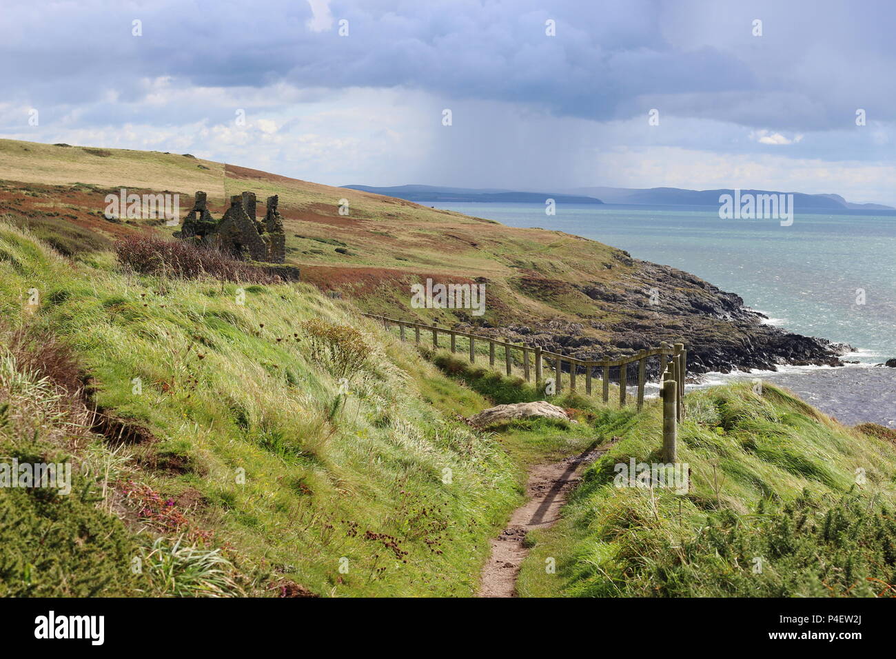 Il Clifftop view per cui il Dunskey Castle.Le rovine di questa 16C tower si affacciano sul mare irlandese.dalla Scozia la linea costiera di.. Foto Stock