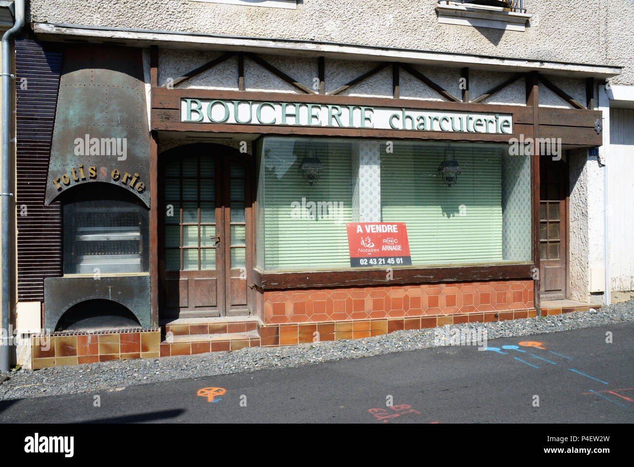 Il vecchio boucherie e charcuterie negozio di fronte in Roézé-sur-Sarthe, Pays-de-la-Loire nel nord-ovest della Francia.view Foto Stock
