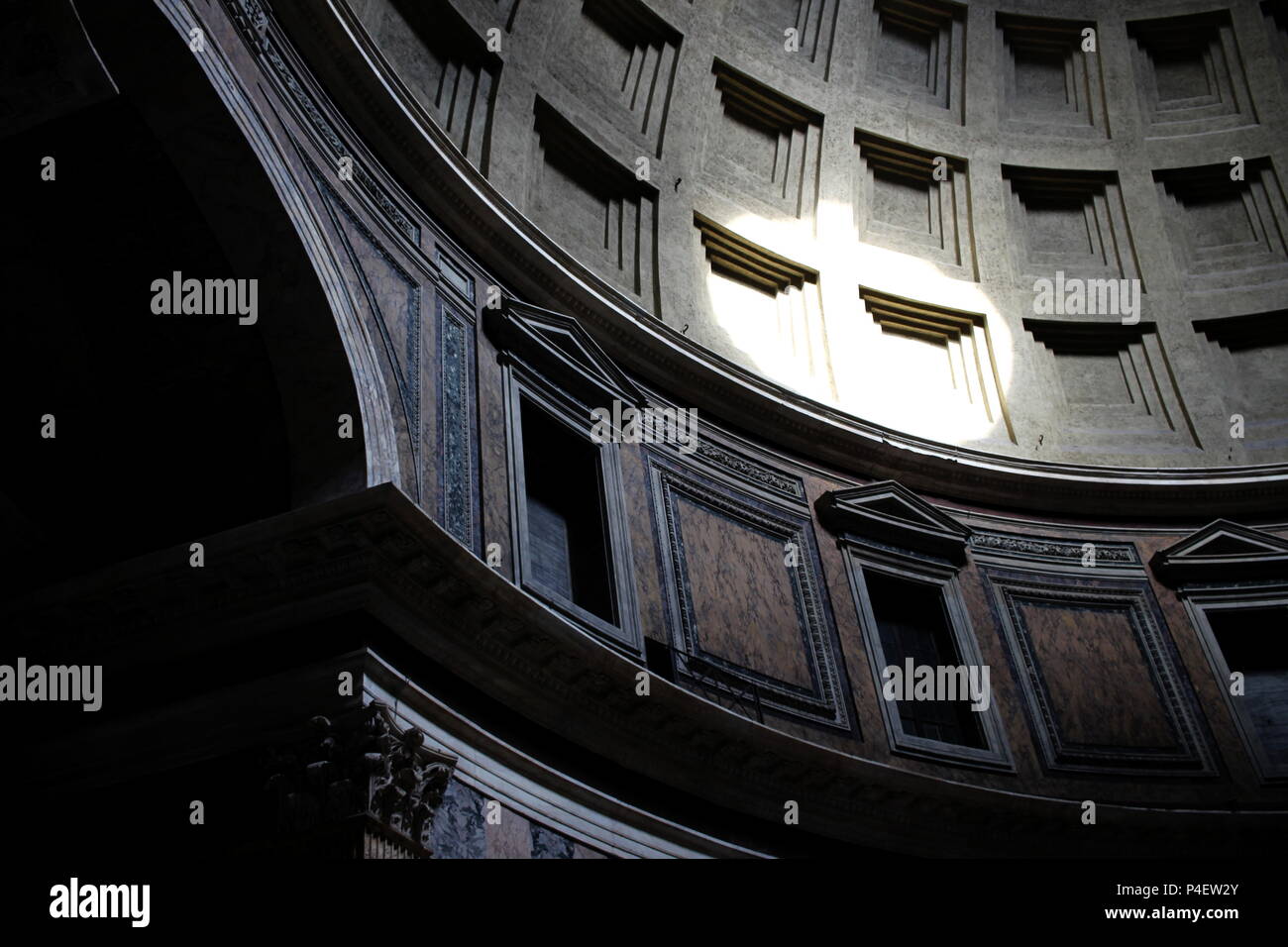 Luce splende attraverso l'occhio sulla cupola del Pantheon di Roma. Quasi 2000 anni, è il più grande del mondo di calcestruzzo di unreinforced dome. Foto Stock