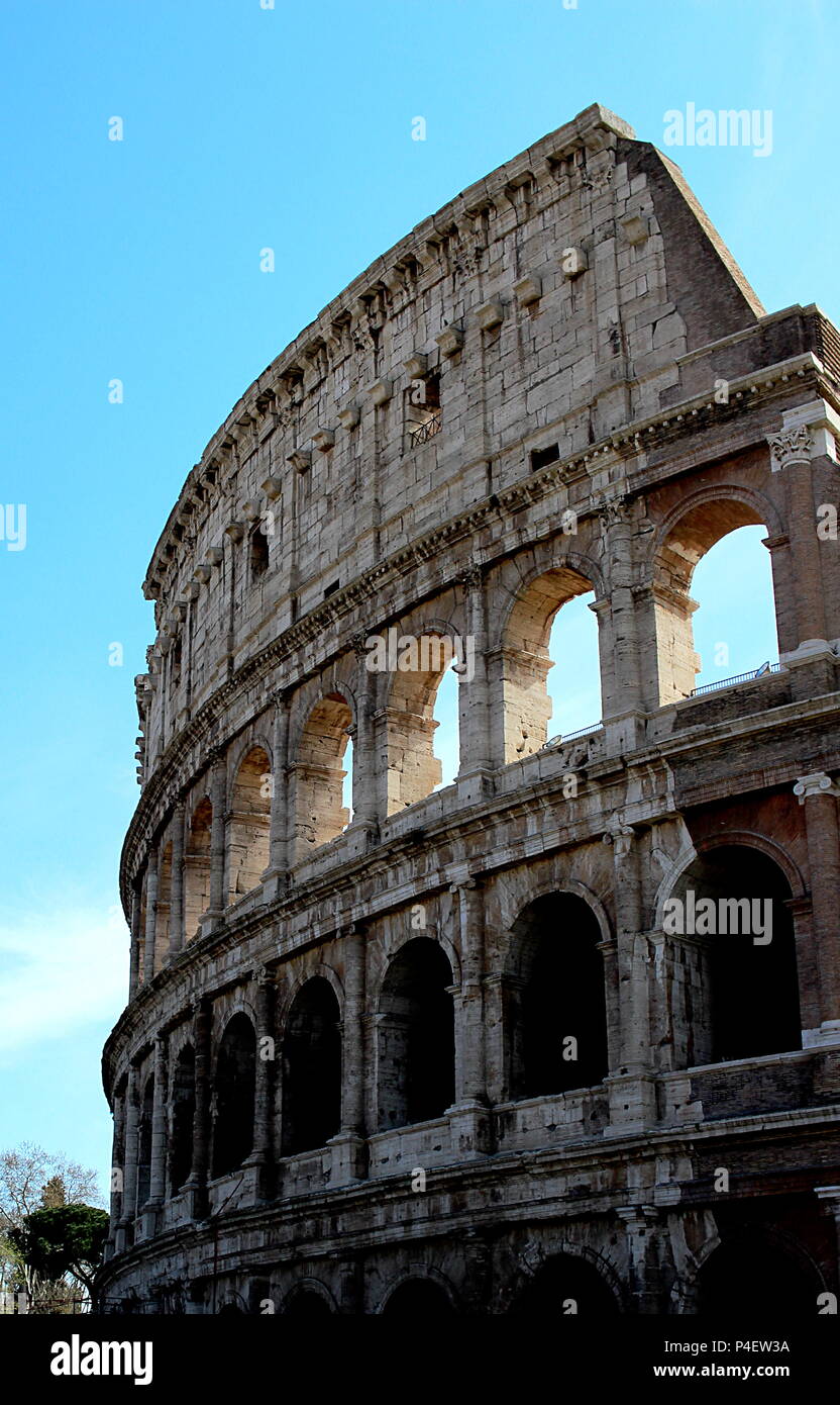 La luce si riversa attraverso le arcate del Colosseo, Roma Foto Stock La luce si riversa attraverso le arcate del Colosseo, Roma Foto Stock