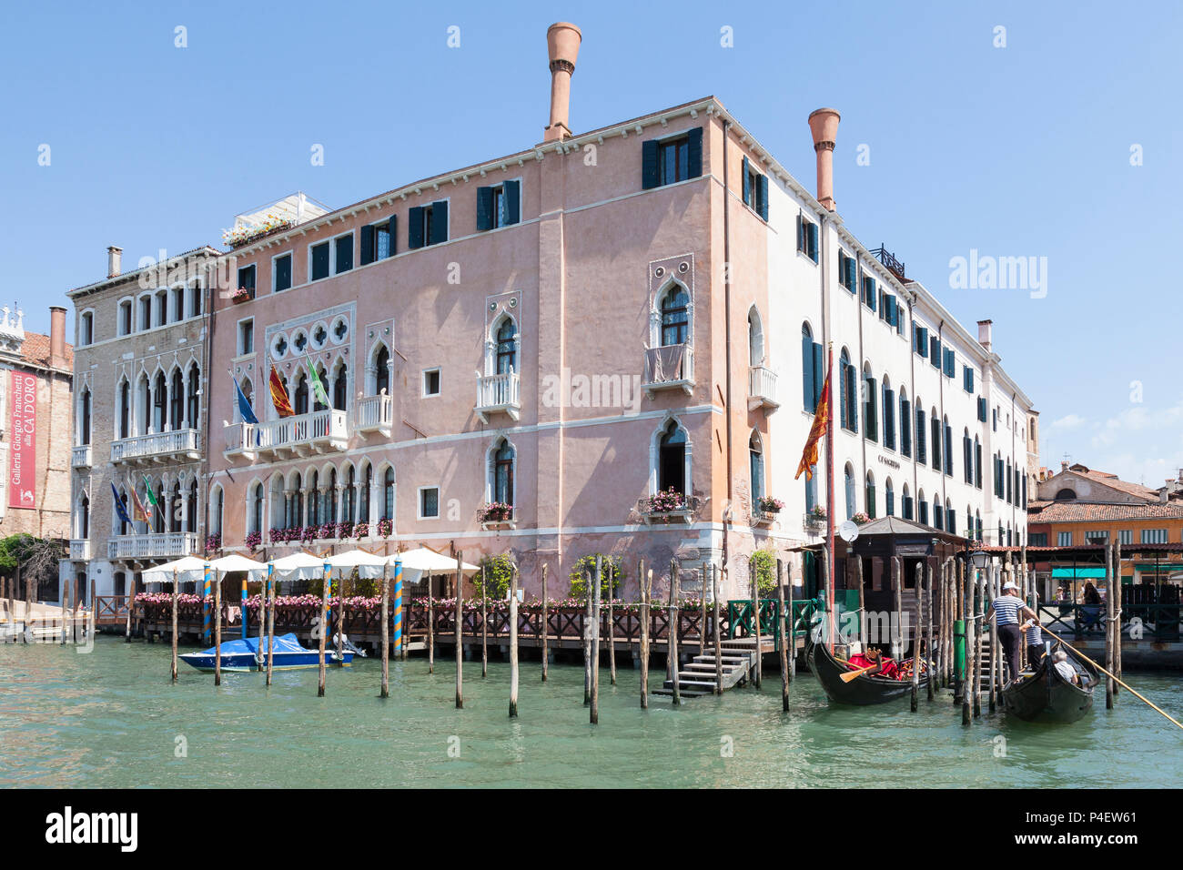 Ca' Sagreddo Hotel su Campo Santa Sofia dal Canal Grande, Cannaregio, Venezia, Veneto, Italia con una gondola e traghetto alla stazione della funivia. Foto Stock