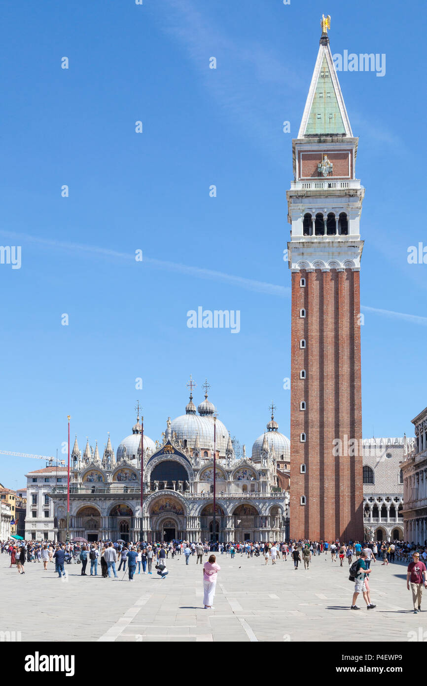 Piazza San Marco e Basilica di San Marco e Campanile, Venezia, Veneto, Italia, Piazza San Marco, Basilica di San Marco e campanile a torre campanile, cattedrale Foto Stock