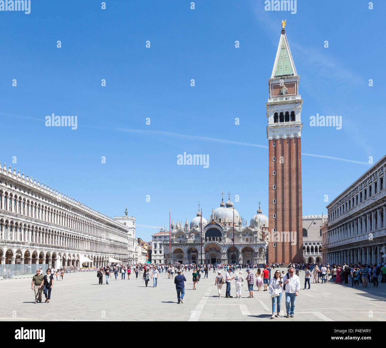 Piazza San Marco e Basilica di San Marco e Campanile, Venezia, Veneto, Italia, Piazza San Marco, Basilica di San Marco e campanile a torre campanile, cattedrale Foto Stock