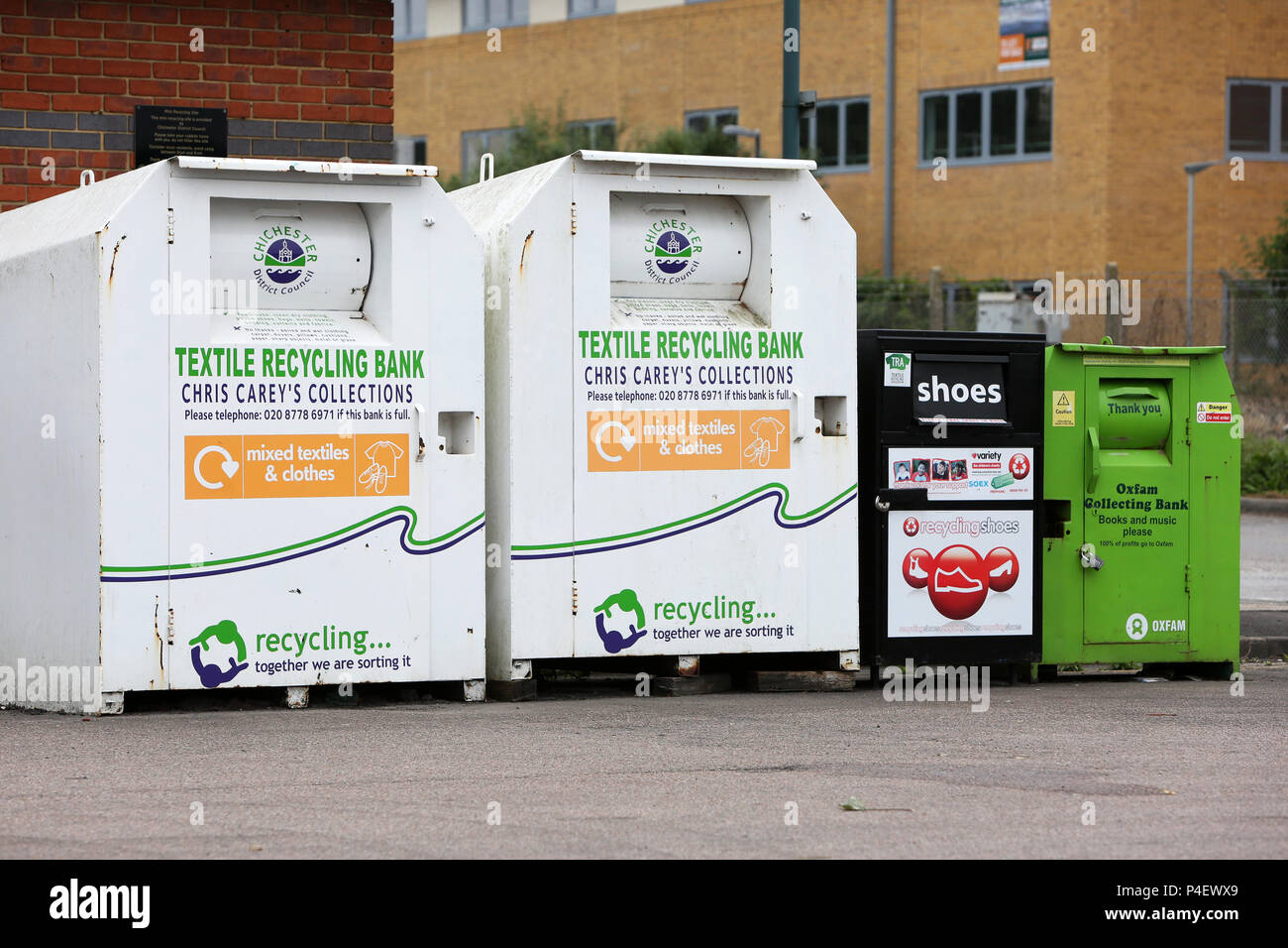 Abiti e prodotti tessili carità shop drop off bidoni raffigurato in Chichester, West Sussex, Regno Unito. Foto Stock