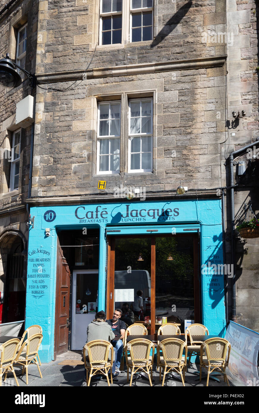 Edinburgh cafe - persone al di fuori seduta, Cafe Jacques, Grassmarket, Edimburgo città vecchia, Edimburgo Scozia UK Foto Stock