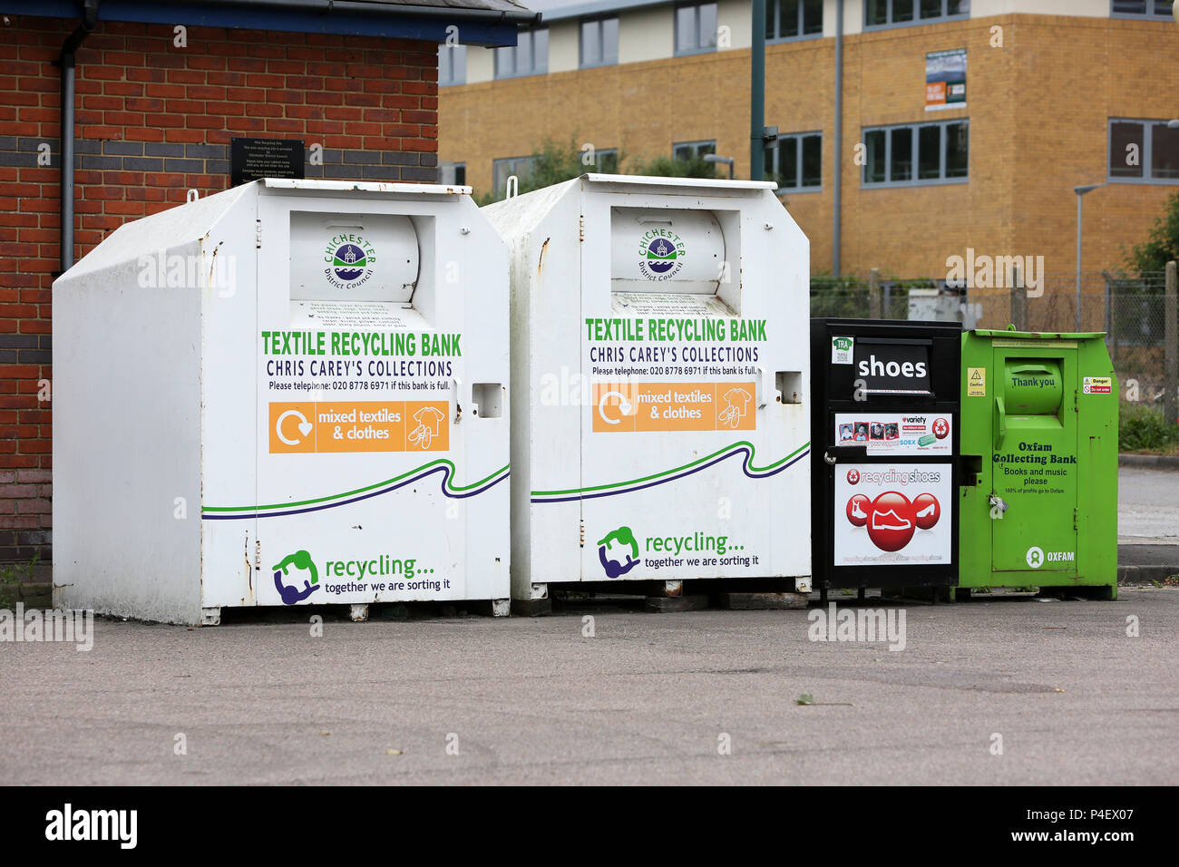 Abiti e prodotti tessili carità shop drop off bidoni raffigurato in Chichester, West Sussex, Regno Unito. Foto Stock