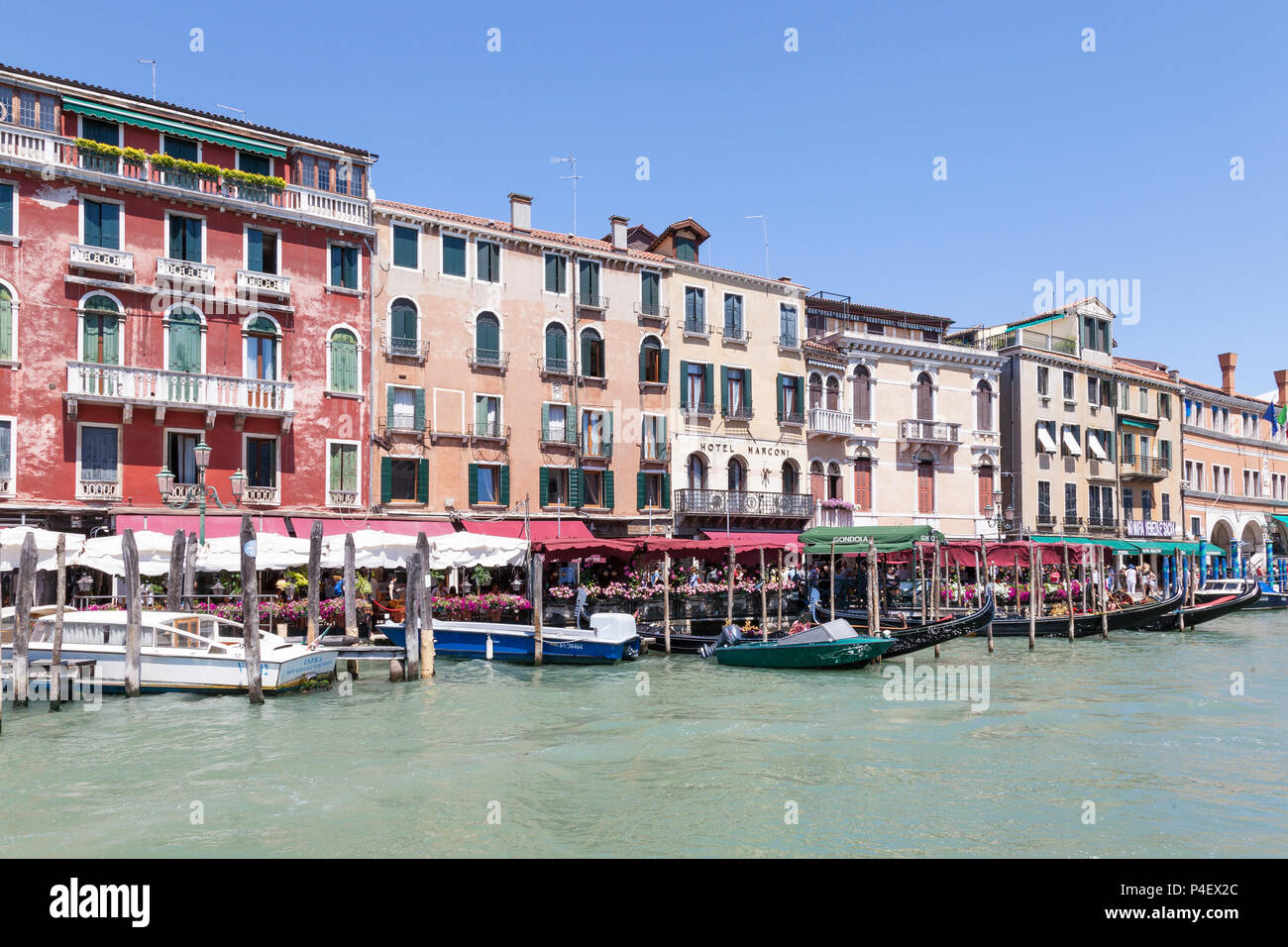 Riva del Vin, Grand Canal, Rialto, San Polo, Venezia, Veneto, Italia con  ristoranti, colorati palazzi e alberghi Foto stock - Alamy