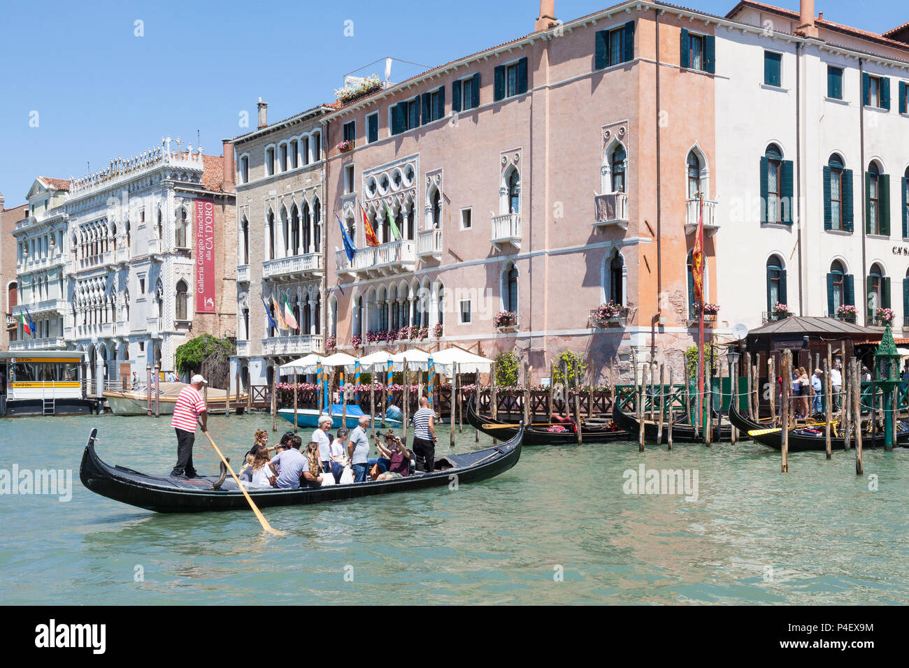 Traghetto (gondola traghetto) con passenegers che attraversa il Canal Grande e Santa Sofia, Cannaregio, Venezia, Veneto, Italia di fronte al Ca' Segrado Hotel Foto Stock