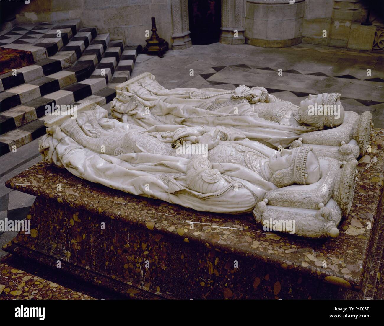 Sepultura DE LOS CONDESTABLES DE CASTILLA - REALIZADA HACIA 1492 EN MARMOL DE CARRARA - TRANSICION GOTICO RENACIMIENTO. Autore: Felipe Bigarny) (c. 1475-1543). Posizione: CATEDRAL-interno, BURGOS, Spagna. Foto Stock