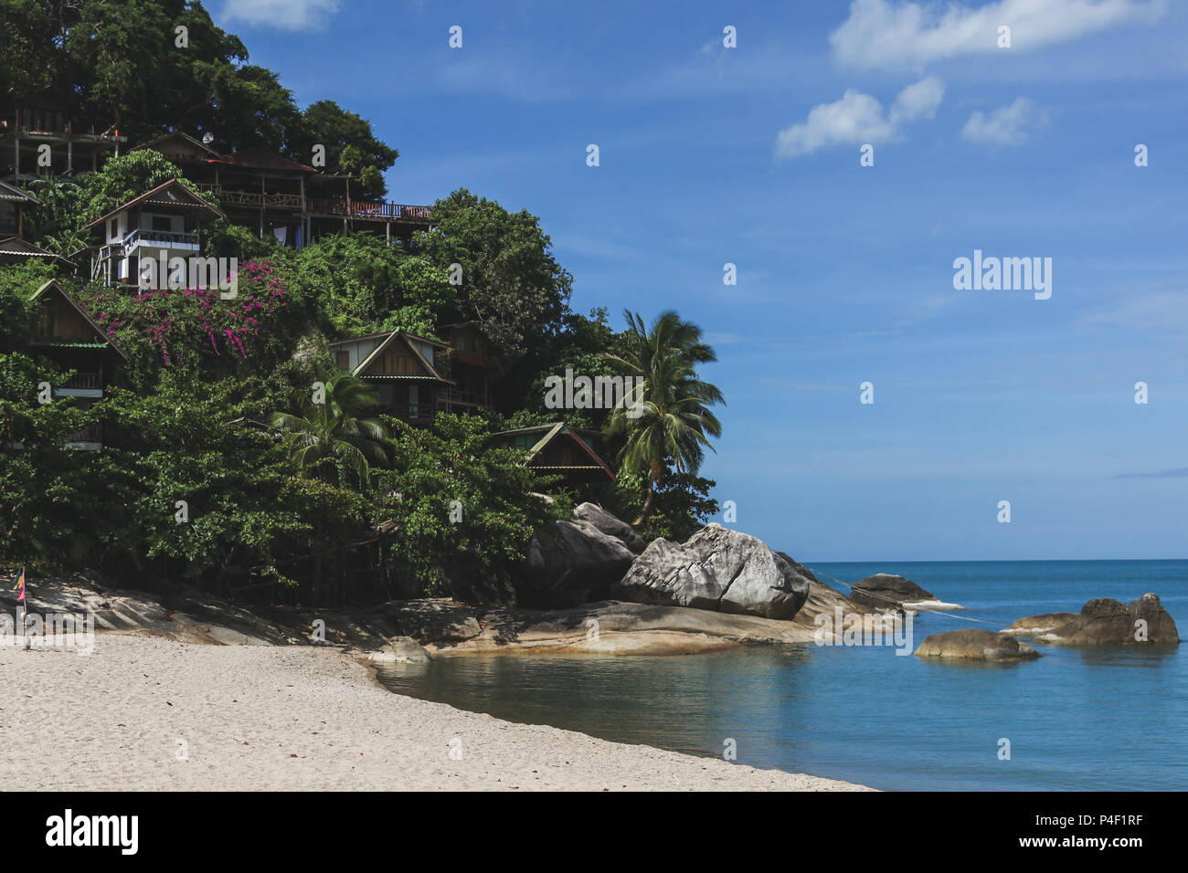 Baracche di legno in mare costa sul giorno nuvoloso Foto Stock