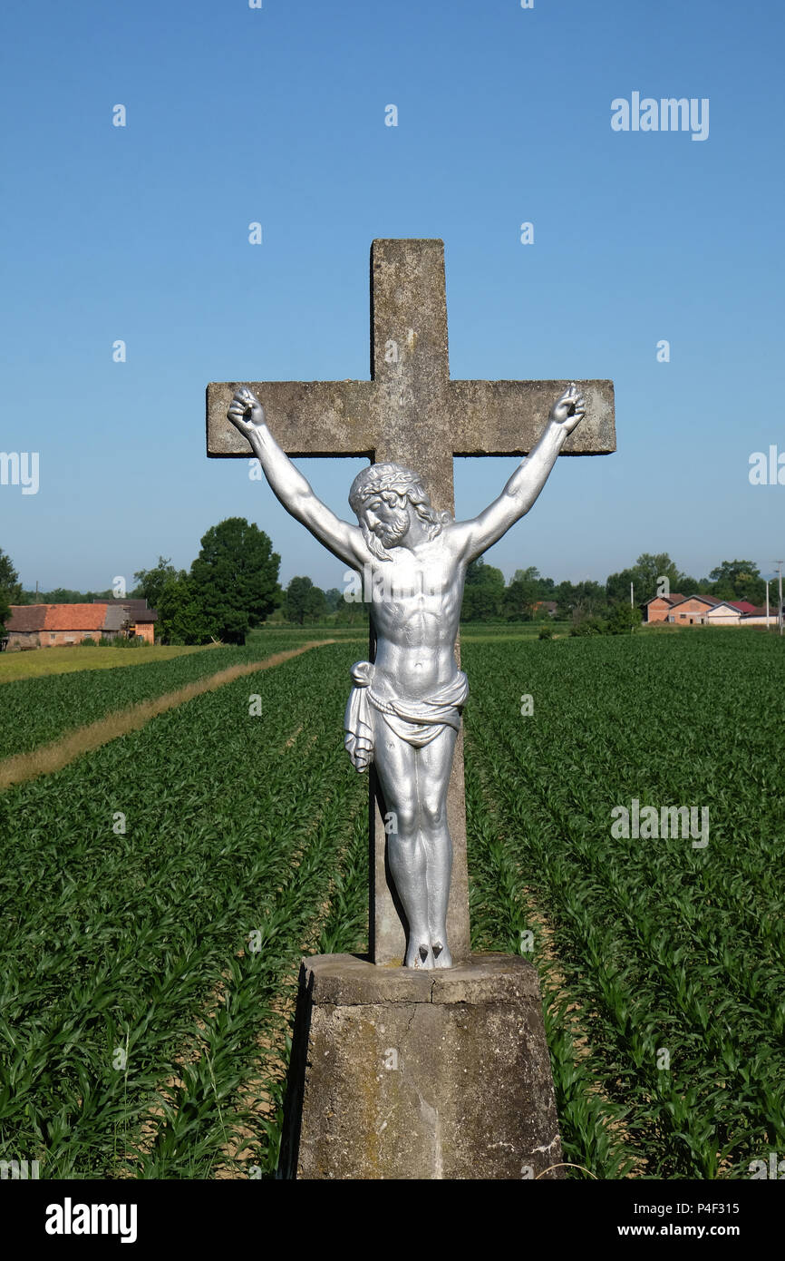 Catholic edicola con la statua di Gesù sulla croce in Scitarjevo, Croazia Foto Stock