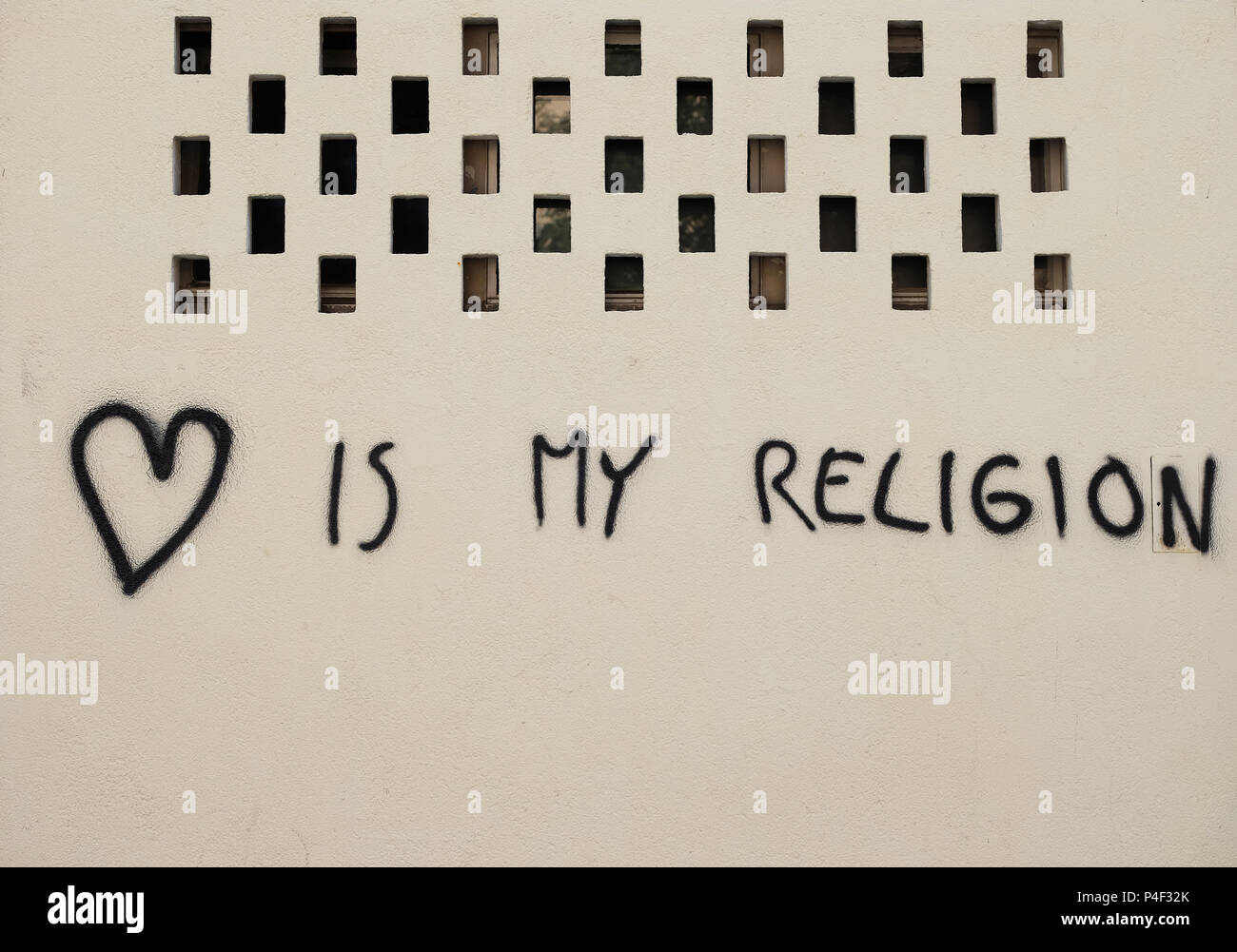 L amore è la mia religione, i graffiti sulla facciata della casa in Cakovec, Croazia Foto Stock