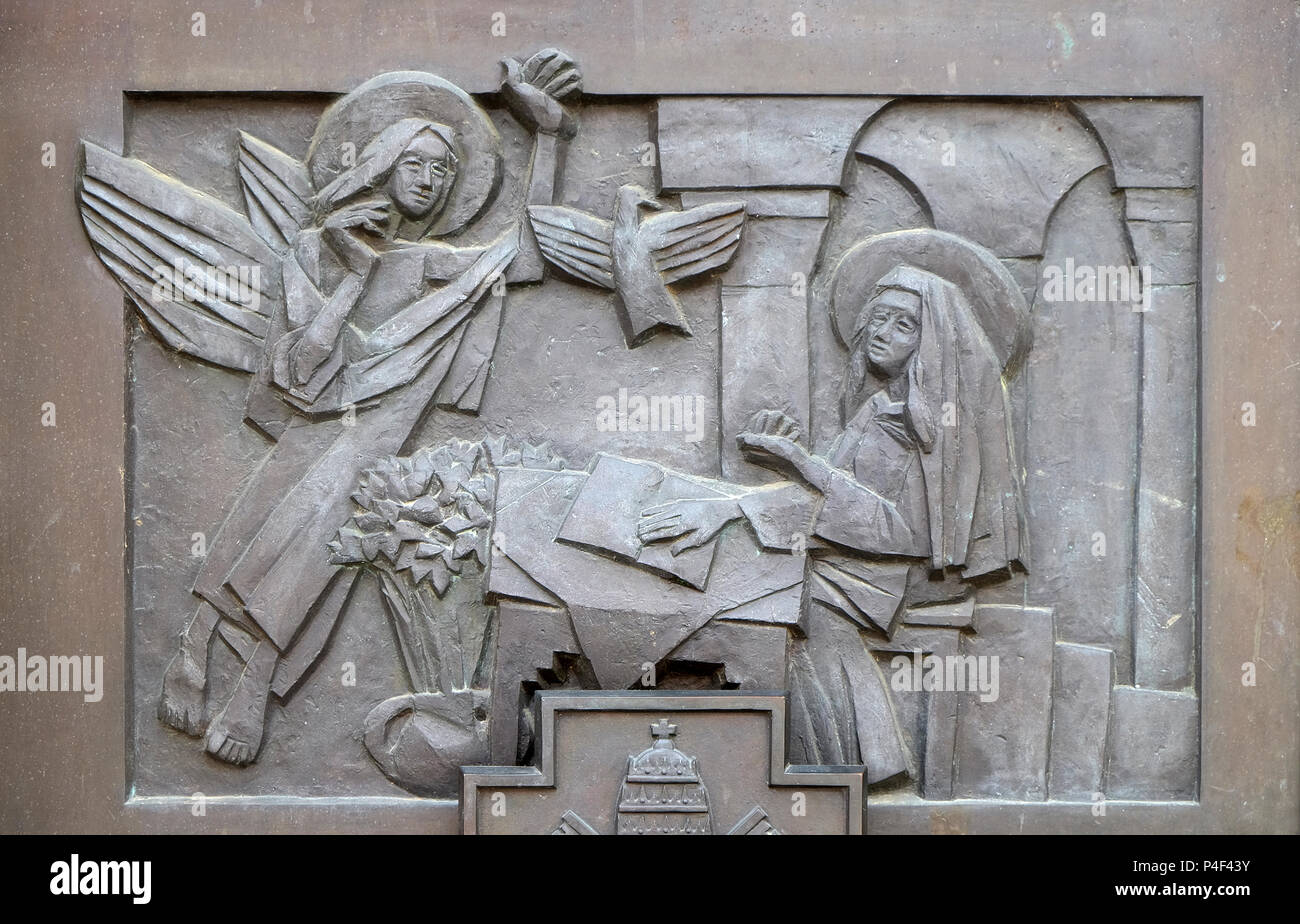 L'Annunciazione di Maria, dettaglio della porta di ingresso della cattedrale dell Assunzione a Varazdin, Croazia Foto Stock