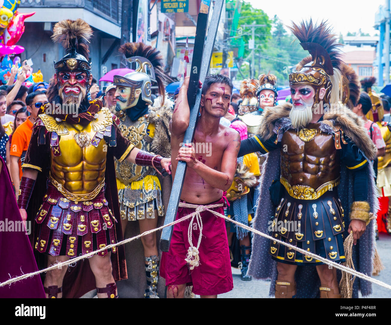 Partecipanti al festival di Moriones nell'isola di Marinduque BOAC nelle Filippine. Foto Stock