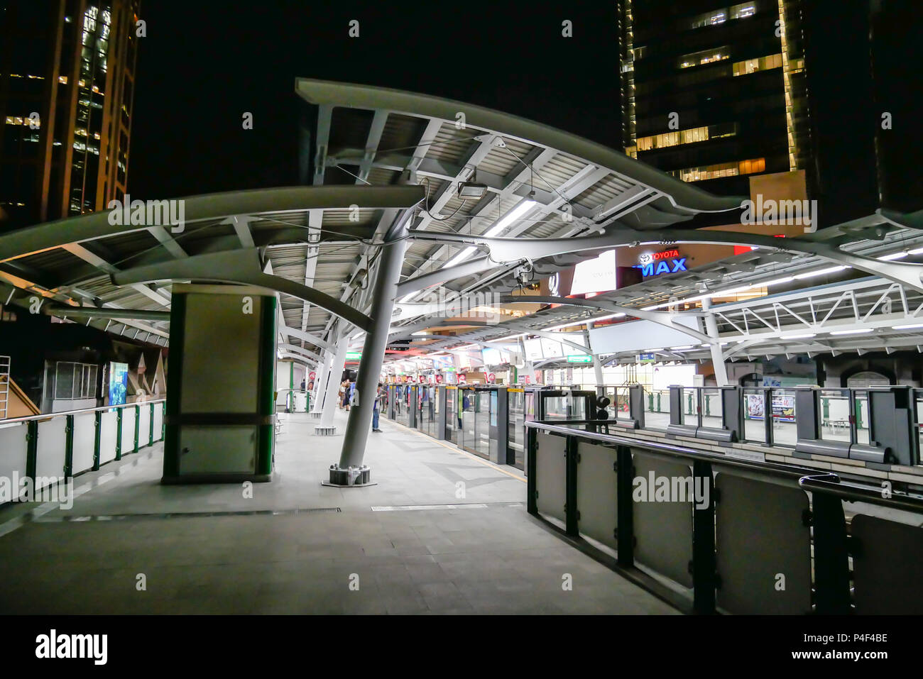 BANGKOK, Tailandia - 23 Marzo 2017: Phrom Phong BTS stazione ferroviaria, il trasporto popolare ancora aperto fino a mezzanotte nella città di Bangkok, il pro capite Foto Stock