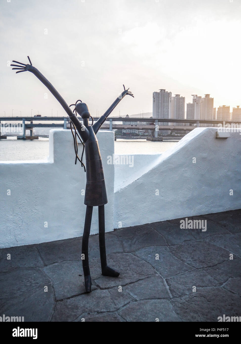 Scultura di metallo sul lungomare di Haeundae promuovendo la Busan International Film Festival con il Gwangan bridge in background durante il tramonto, Bus Foto Stock