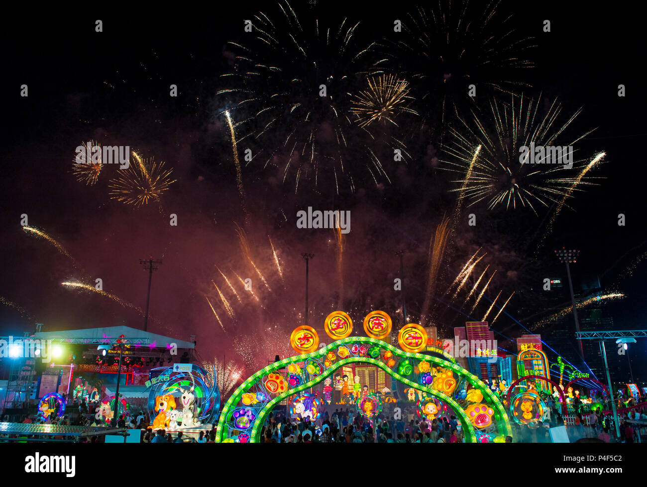 Fuochi d'artificio durante le lanterne alla celebrazione del fiume Hongbao a Singapore Foto Stock