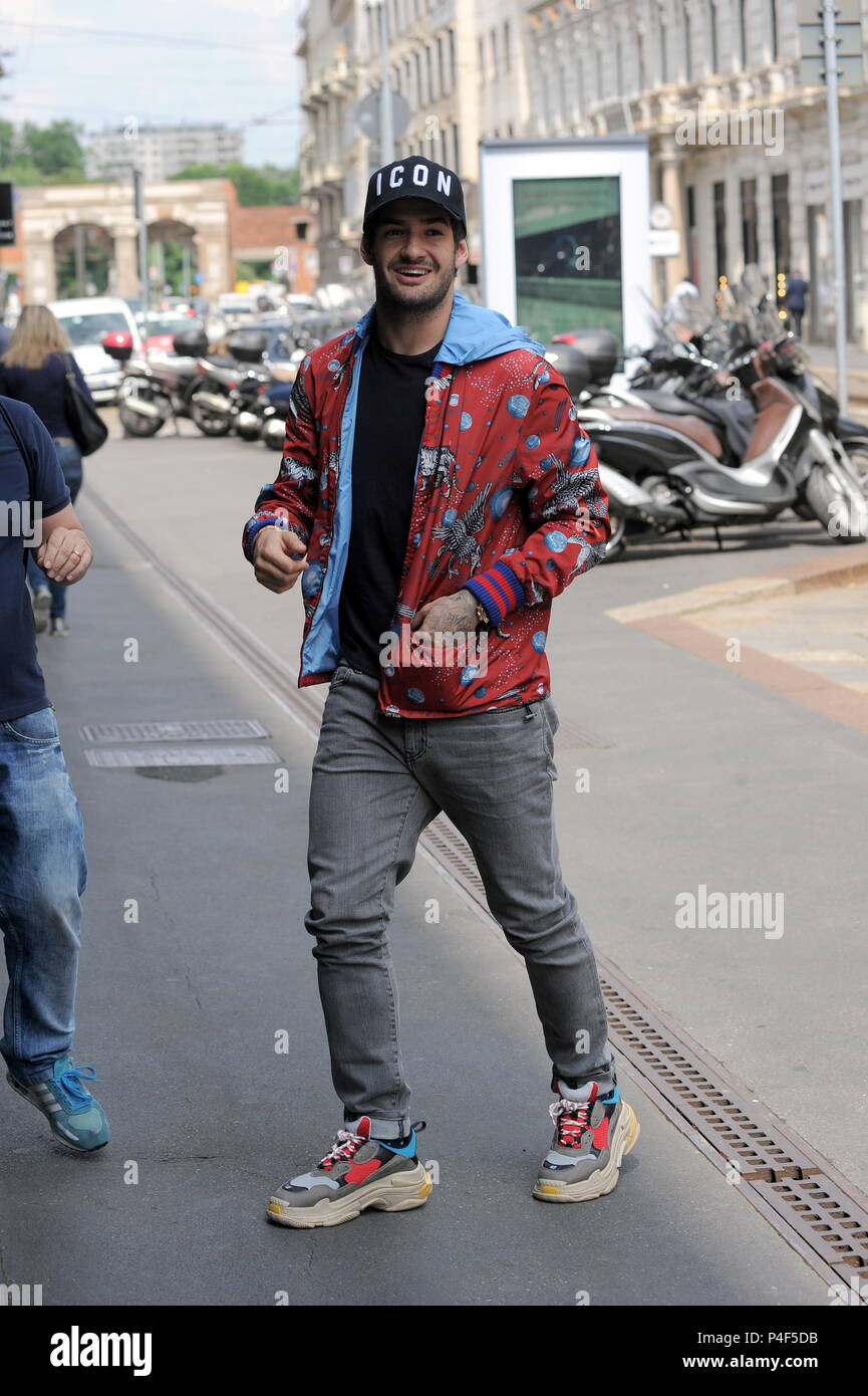 Alexandre Pato arriva al hotel per Andrea Pirlo addio corrispondono a Milano con: Alexandre Pato Dove: Milano, Italia Quando: 30 Nov 1969 Credit: IPA/WENN.com * * disponibile solo per la pubblicazione in UK, USA, Germania, Austria, Svizzera** Foto Stock