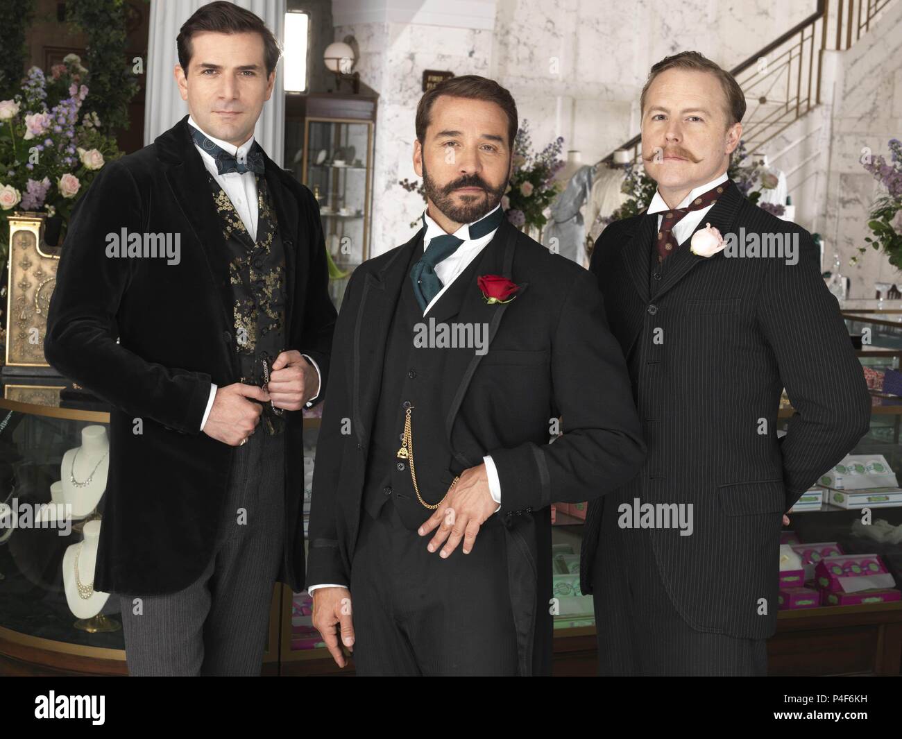 Pellicola originale titolo: il sig. SELFRIDGE. Titolo inglese: il sig. SELFRIDGE. Regista: Andrew Davies. Anno: 2013. Stelle: JEREMY PIVEN; TOM GOODMAN-Hill. Credito: ITV STUDIOS / Album Foto Stock