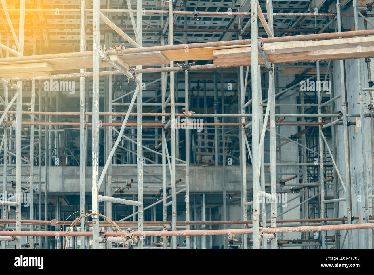 Sfondo di impalcature, elementi costruzione con le piattaforme per il lavoro in cantiere. Abstract in costruzione. In stile vintage. Foto Stock