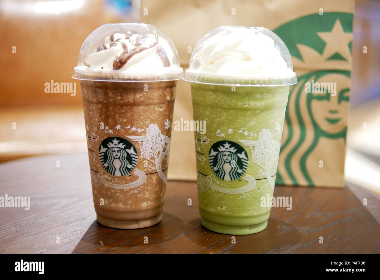 BANGKOK, Tailandia - 5 dicembre 2017: Cioccolato e tè verde frappé sono i menu popolare presso Starbucks King Power Duty Free in Rangnam Road. Foto Stock