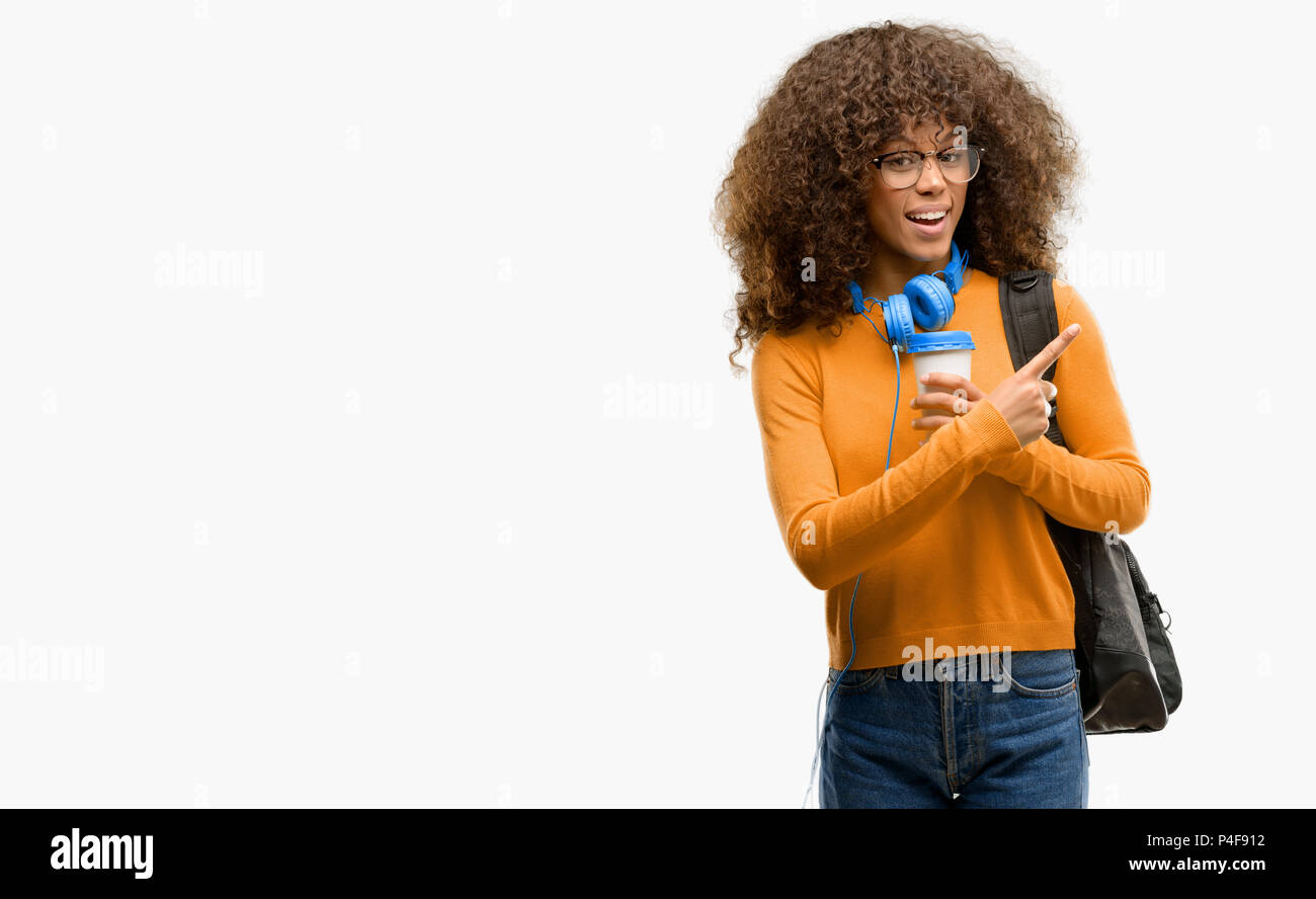 African American student donna rivolto lontano lato con un dito Foto Stock