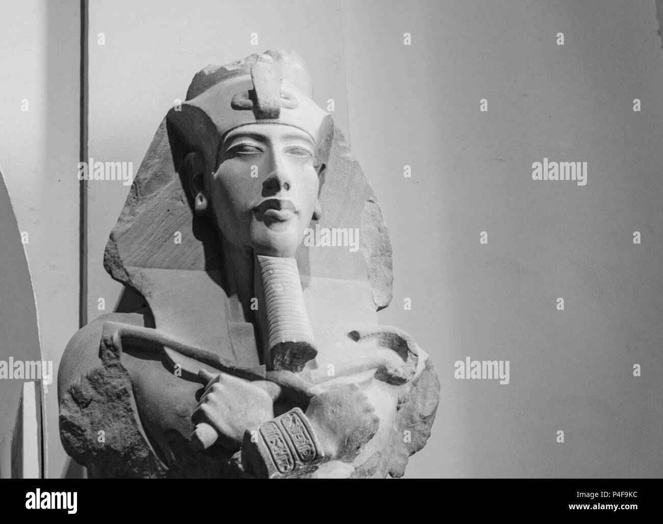 Una statua del faraone Akhenaten (Amenhotep IV) - antica egiziana, Museo Egizio del Cairo Foto Stock