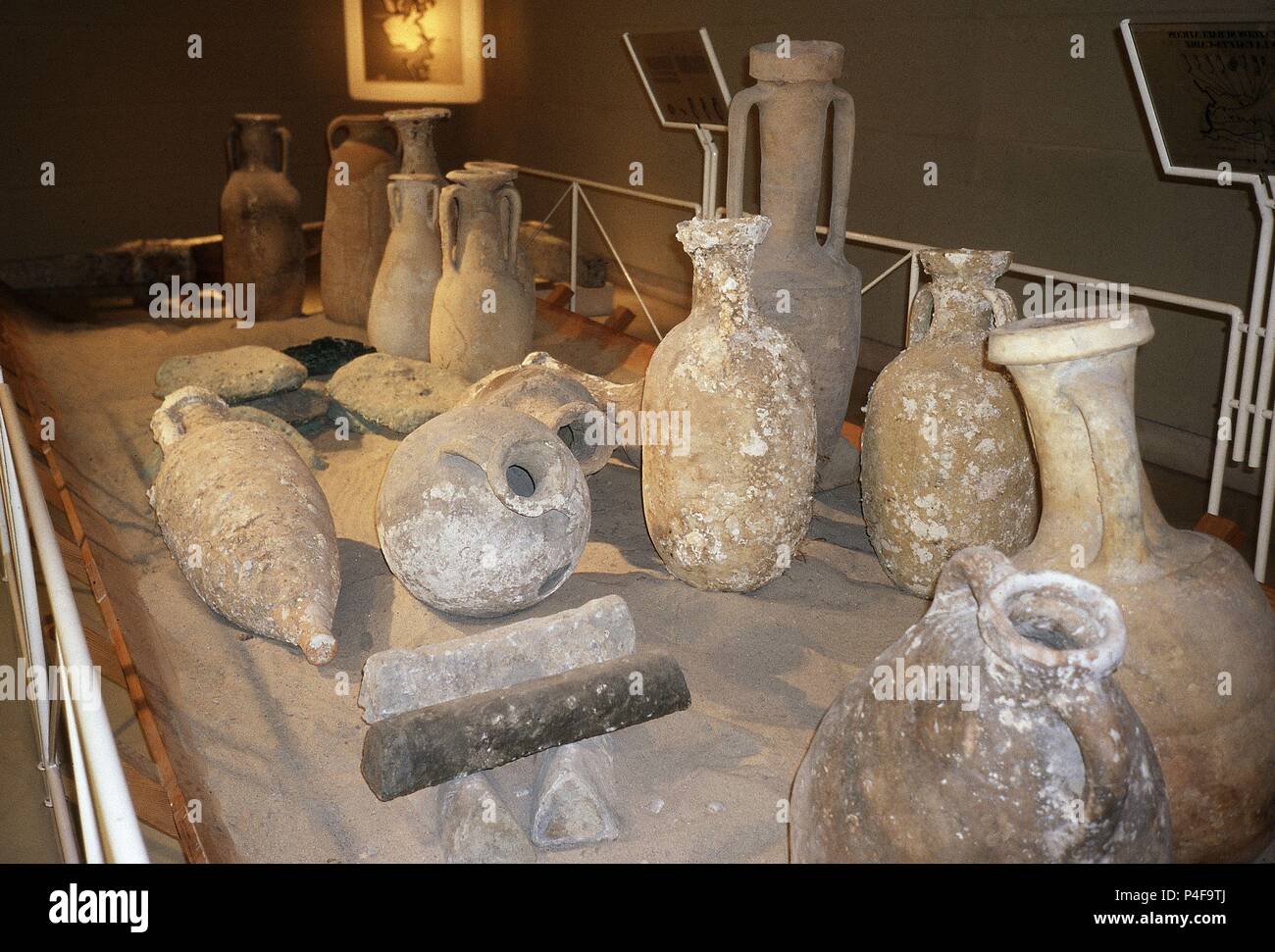 ANFORAS ROMANAS PROCEDENTES DE LA CALETA (Cadice) - S I. UBICAZIONE: MUSEO DE CADIZ-archeologia. Foto Stock