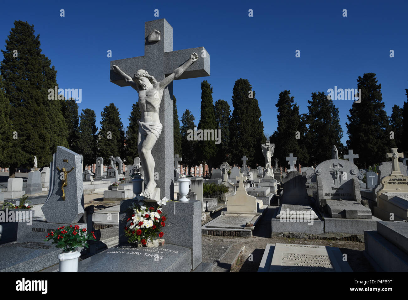 3 maggio 2016 - Madrid, Spagna: illustrazione immagine del cimitero di La Almudena in Madrid. Parecchie vittime di un baby-furto di detta politica che essi hanno detto che i loro figli sono stati sepolti in questo cimitero che esse sono state effettivamente prese di distanza e venduti a coppie sterili. Lo scandalo del 'bebes robados' ('srubate bébés) risalgono all'epoca del dittatore spagnolo Francisco Franco, durante la quale i neonati di alcuni avversari comunisti del regime o di coppie non sposate erano stati dichiarati abortite, rimossi dalle loro madri e di adozione da parte dei sostenitori del regime. Simile per furti e ille Foto Stock