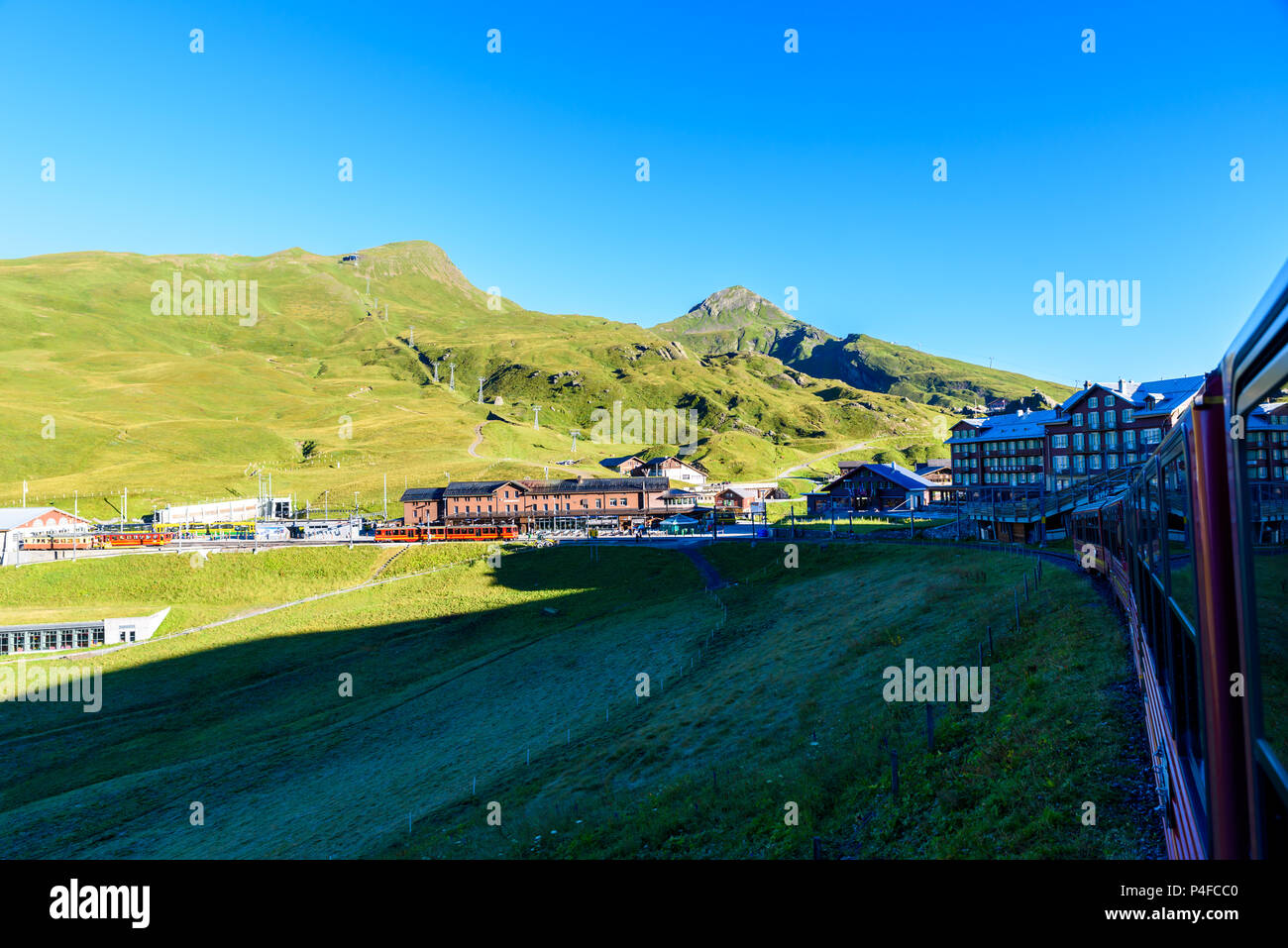 Famoso treno tra Grindelwald e la stazione Jungfraujoch - Linea ferroviaria alla sommità dell'Europa, Svizzera Foto Stock