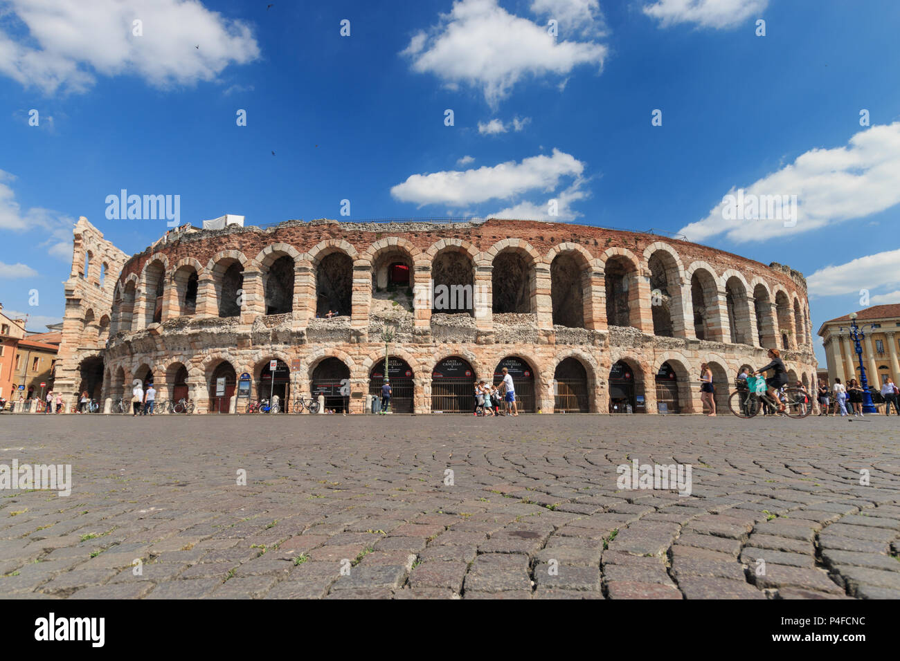 Verona, Italia - 26 Maggio 2017: al di fuori della vista di Arena di Verona da Piazza Bra, un antico anfiteatro romano (Arena di Verona) Foto Stock