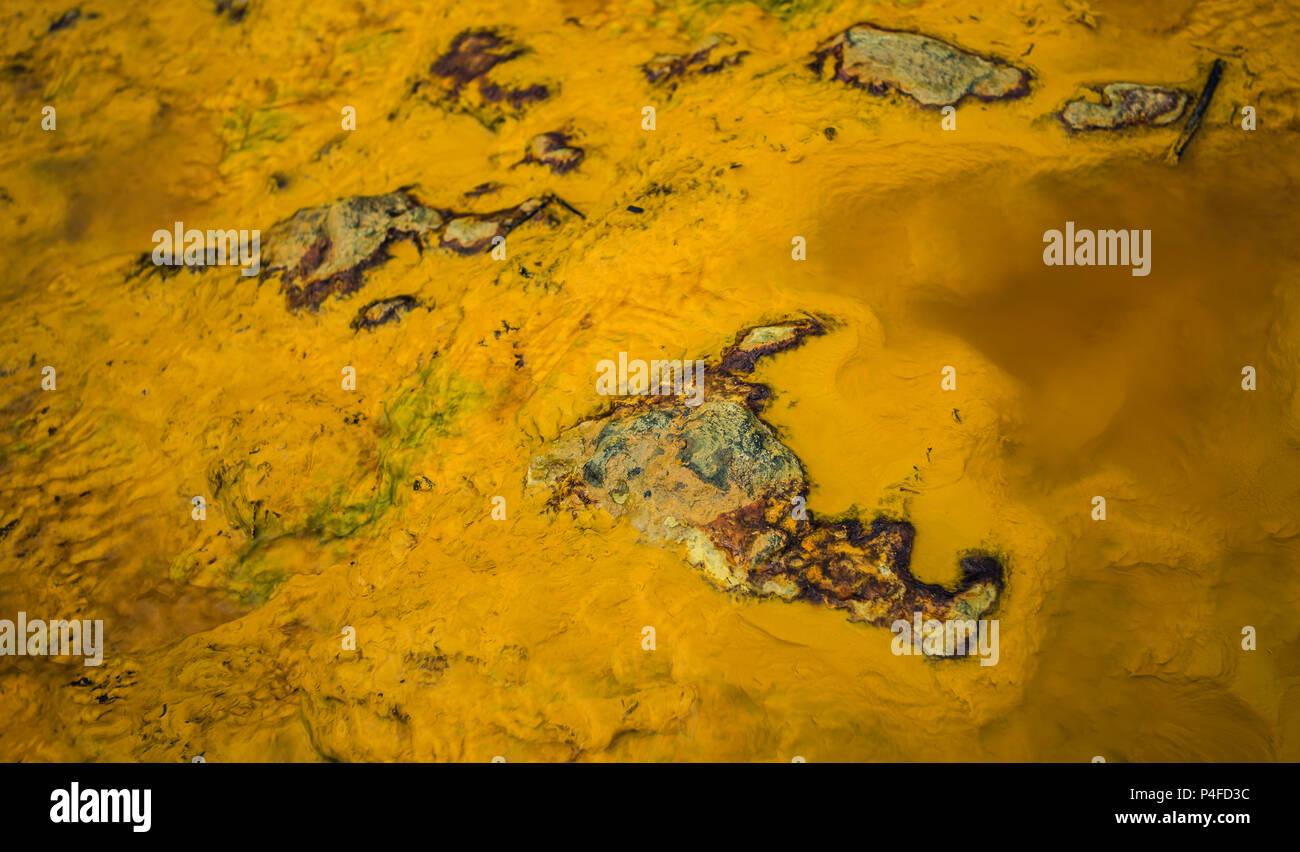 Acque Gialle con pietre colorate. acqua tinte di giallo e arancione da rame sul terreno. Acque di acido utilizzato nello studio per rilevare la vita su Marte Foto Stock