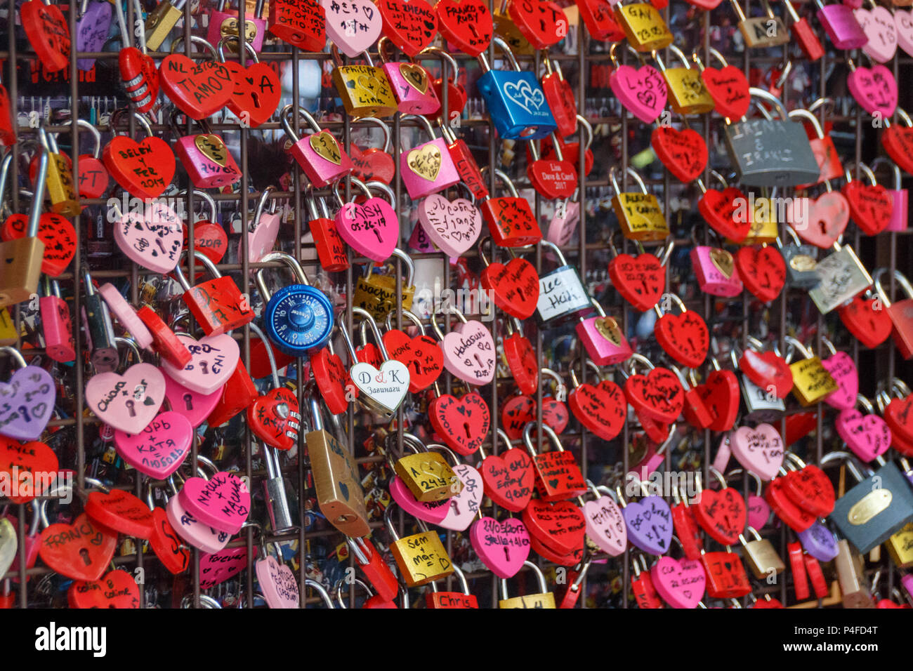 Verona, Italia - 26 Maggio 2017: Amore lucchetti e master serrature a  chiave la Casa di Giulietta di fronte al balcone di Giulietta come prova  della loro sentimenti Foto stock - Alamy
