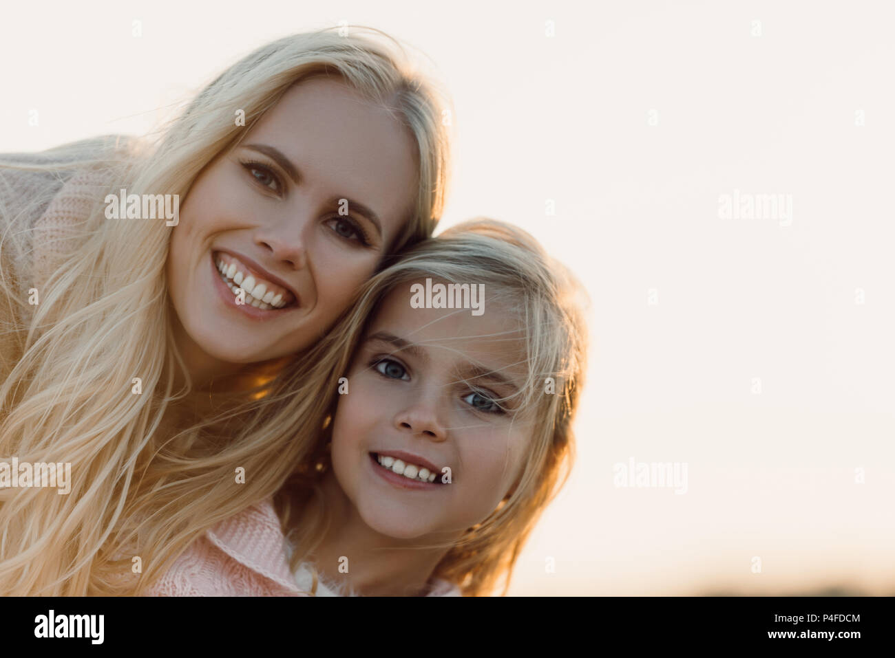 Ritratto di bella bionda sorridente mamma e figlia Foto Stock