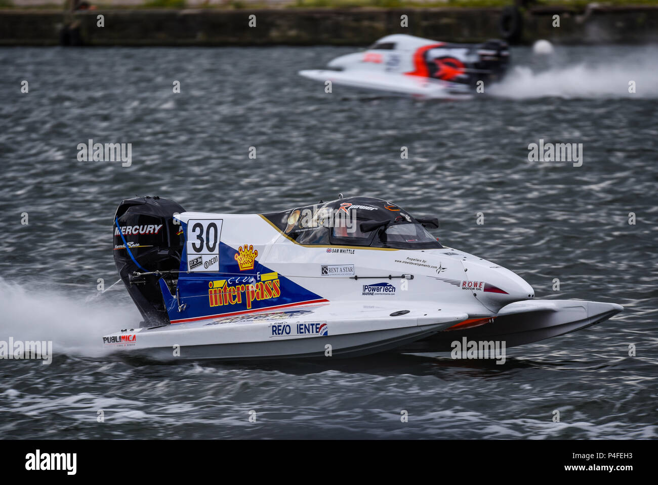 Sam Whittle guida per F1 Atlantic Team racing in F1H2O F4-S Powerboat Grand Prix di Londra presso il Royal Victoria Dock, Docklands, Newham, REGNO UNITO Foto Stock