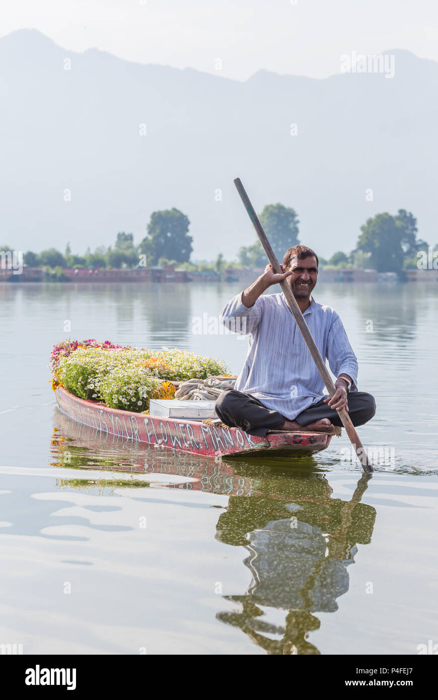 Srinagar, India - 15 Giugno 2017: Non identificato uomo del Kashmir che vendono fiori dalla sua barca sul Dal lago a Srinagar, Jammu e Kashmir in India. Foto Stock