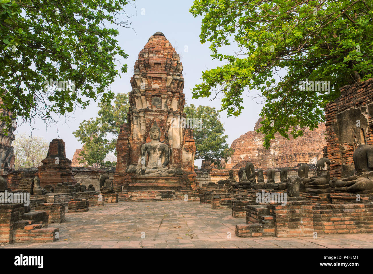 Dettaglio di molti decapitati Buddha lungo una parete del tempio di Wat Mahathat, tempio della grande reliquia, in Ayutthaya, Thailandia Foto Stock