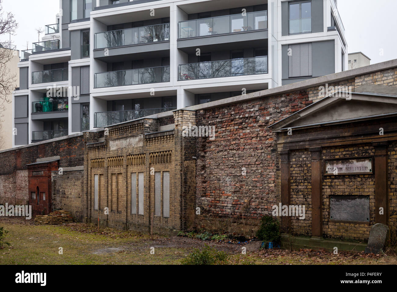 Berlino, Germania, cimitero parete e nuova costruzione di appartamenti Il GIARDINO Case in Chausseestrasse in Berlin-Mitte Foto Stock