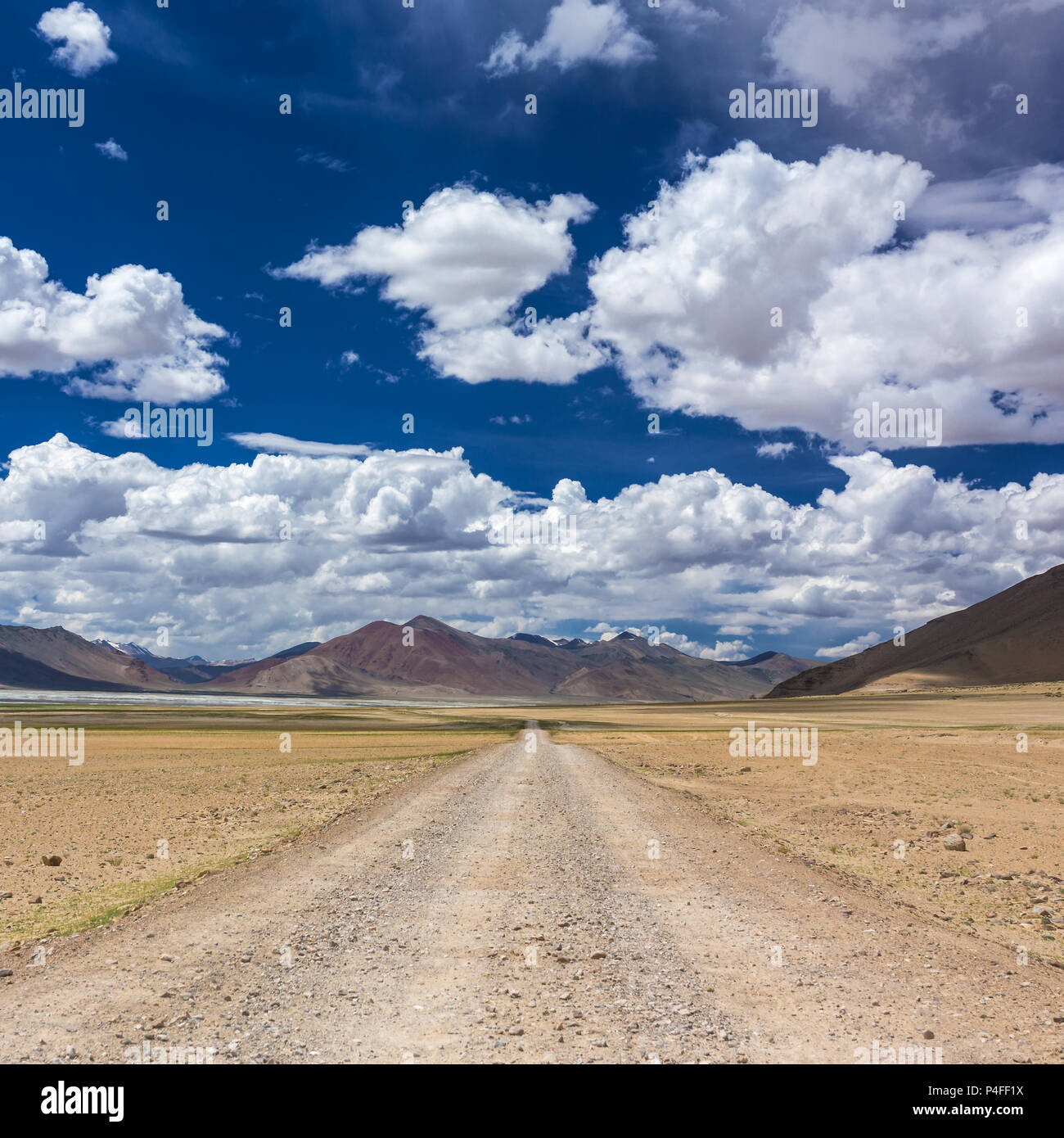 Strada di Tso Kar lago situato nell'Altopiano Rupshu in Ladakh, India Foto Stock