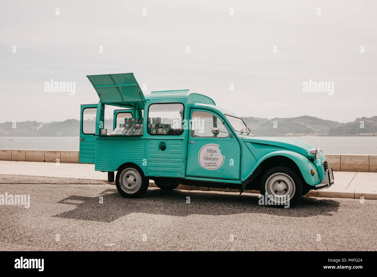 Lisbona, 18 Giugno 2018: vendita di cibo di strada o dolci in un vintage o retrò auto. Strada di trading o di una piccola impresa che vende merci per i turisti e per i residenti locali Foto Stock