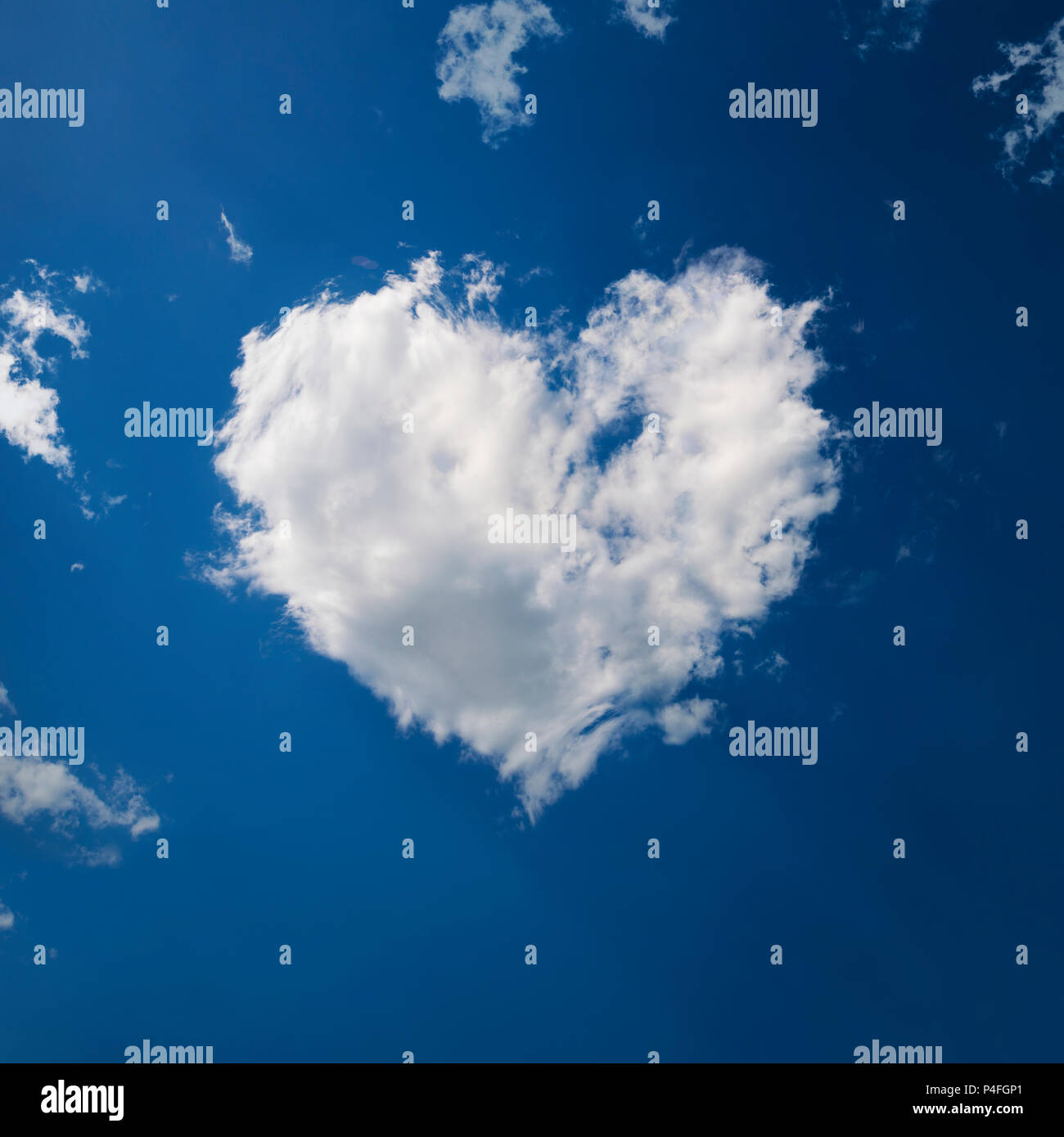 A forma di cuore in cloud il cielo blu Foto Stock