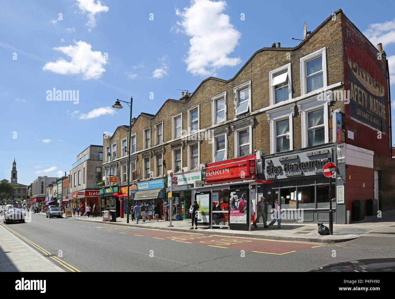 Norwood Road, Londra Sud, Regno Unito. La strada principale dello shopping a West Norwood. Mostra i negozi, acquirenti e traffico leggero in questa trafficata area urbana. Foto Stock