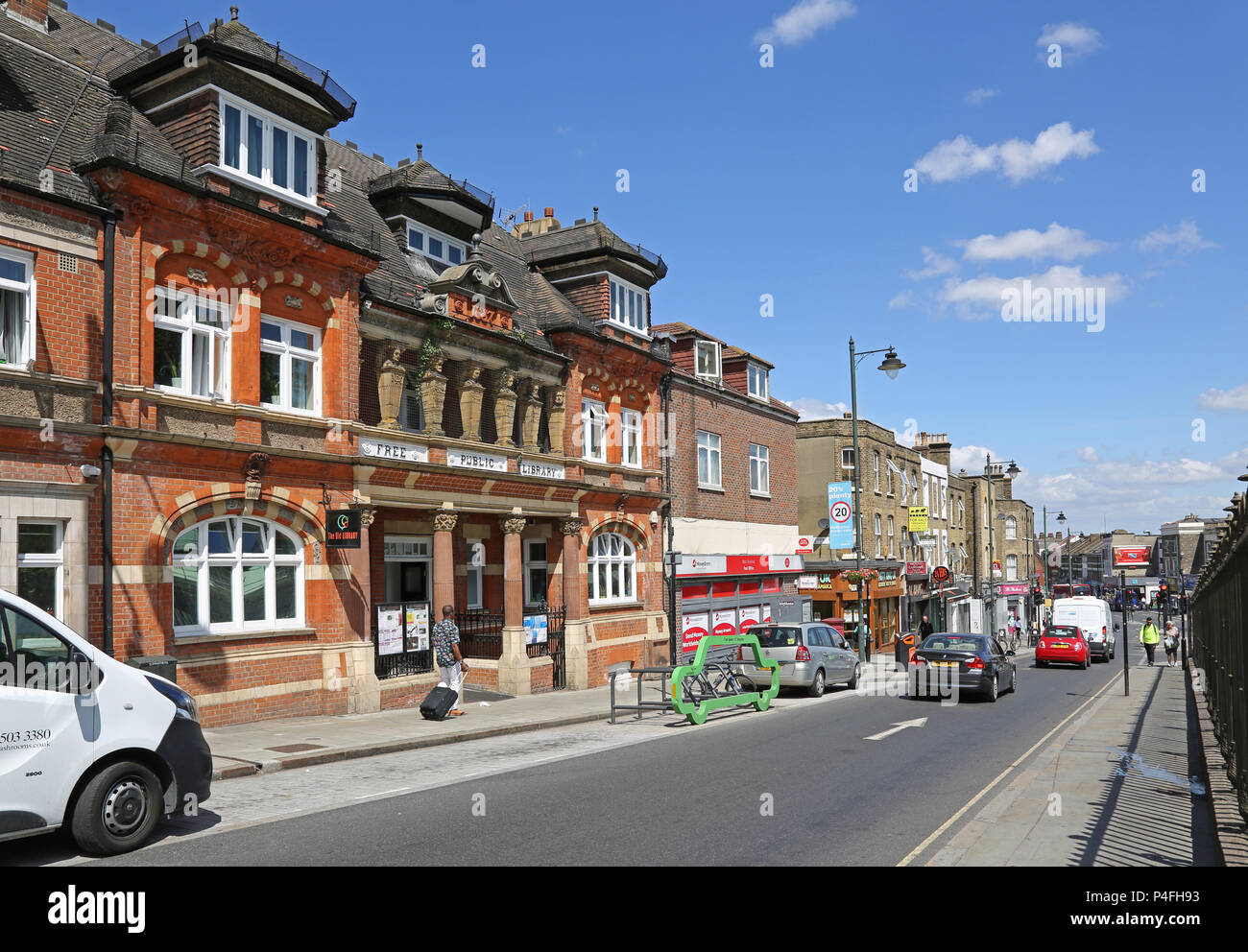 Norwood Road, Londra Sud, Regno Unito. La strada principale dello shopping a West Norwood. Mostra i negozi, acquirenti e traffico leggero in questa trafficata area urbana. Foto Stock