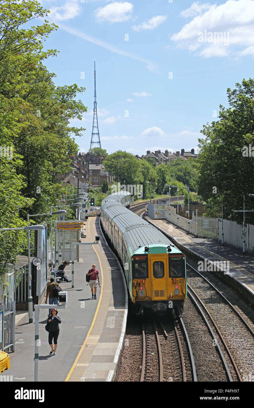 A sud del treno parte da West Norwood stazione verso il Crystal Palace di Londra Sud. Giorno d'estate, mostra i passeggeri sulla piattaforma. Foto Stock