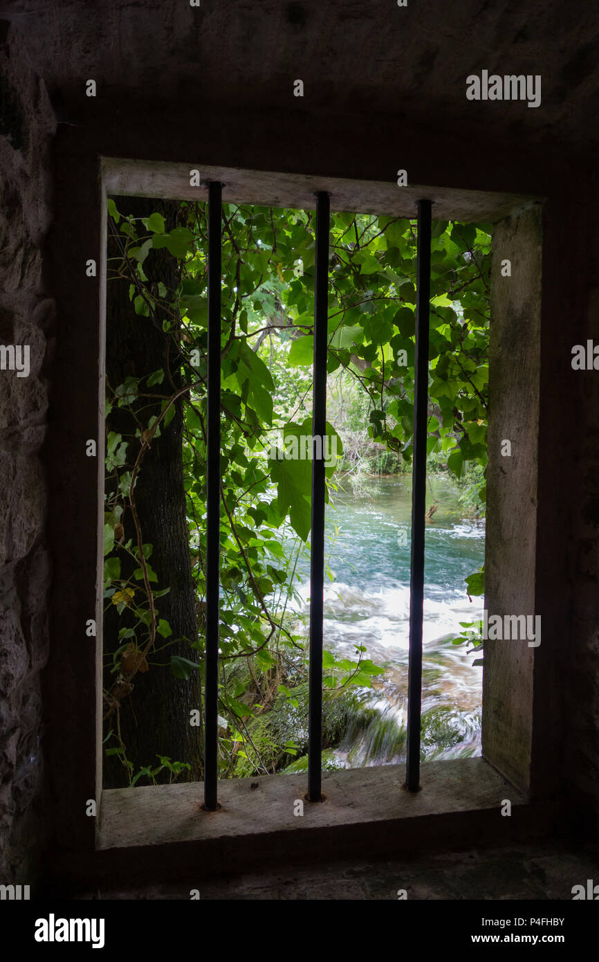 La vista di una finestra sbarrata in mulino nel parco nazionale di Krka, Croazia Foto Stock